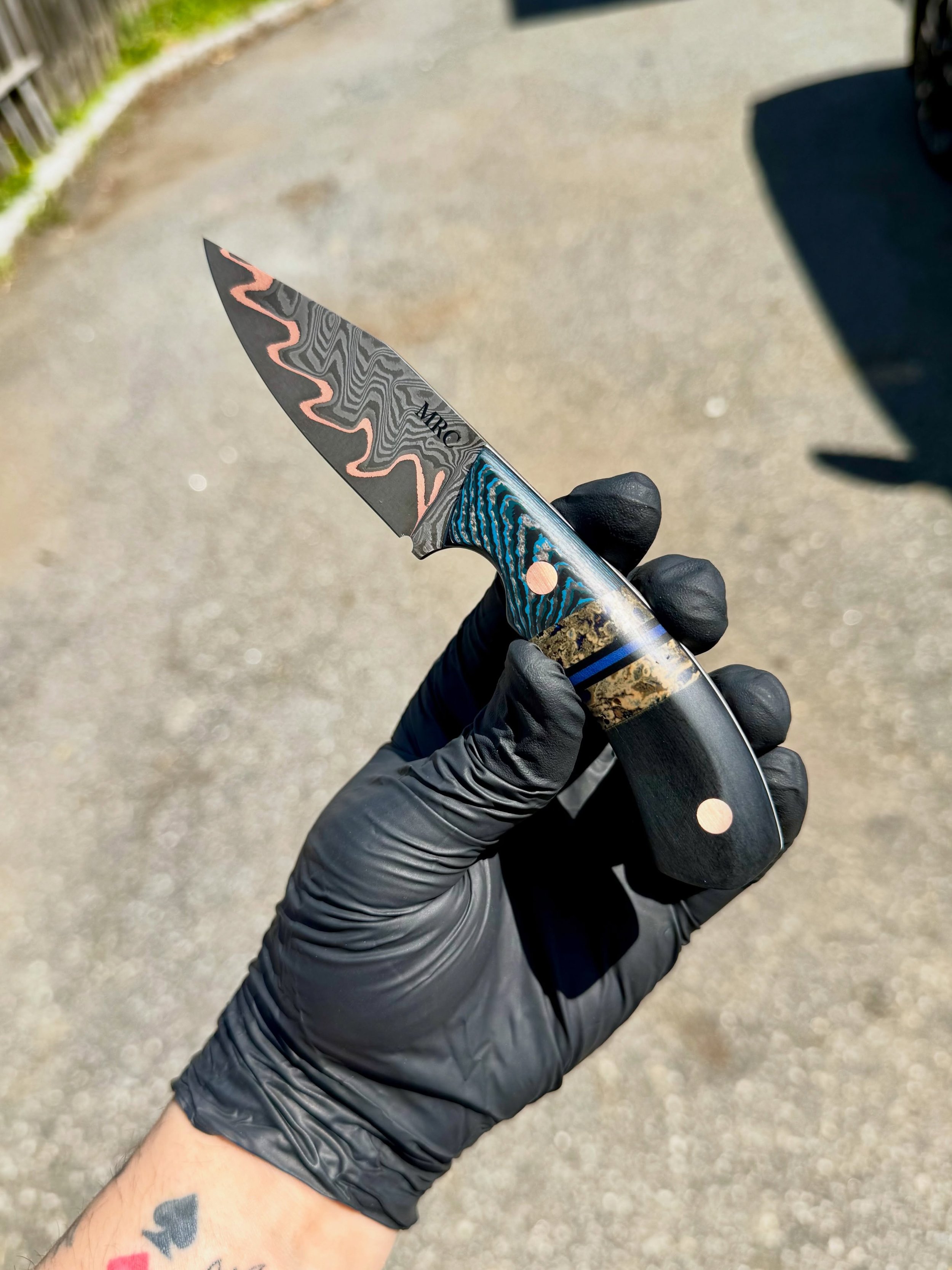 A fancy one for the boys in blue🚔
.
GoMai CuShim Chevron Steel from @bakerforge 
Arctic Storm FatCarbon Carbon Fiber, Calceon, Micarta, G10, and Hardware from @makermaterialsupply 
.
This snazzy piece was a custom order and as such is not available 