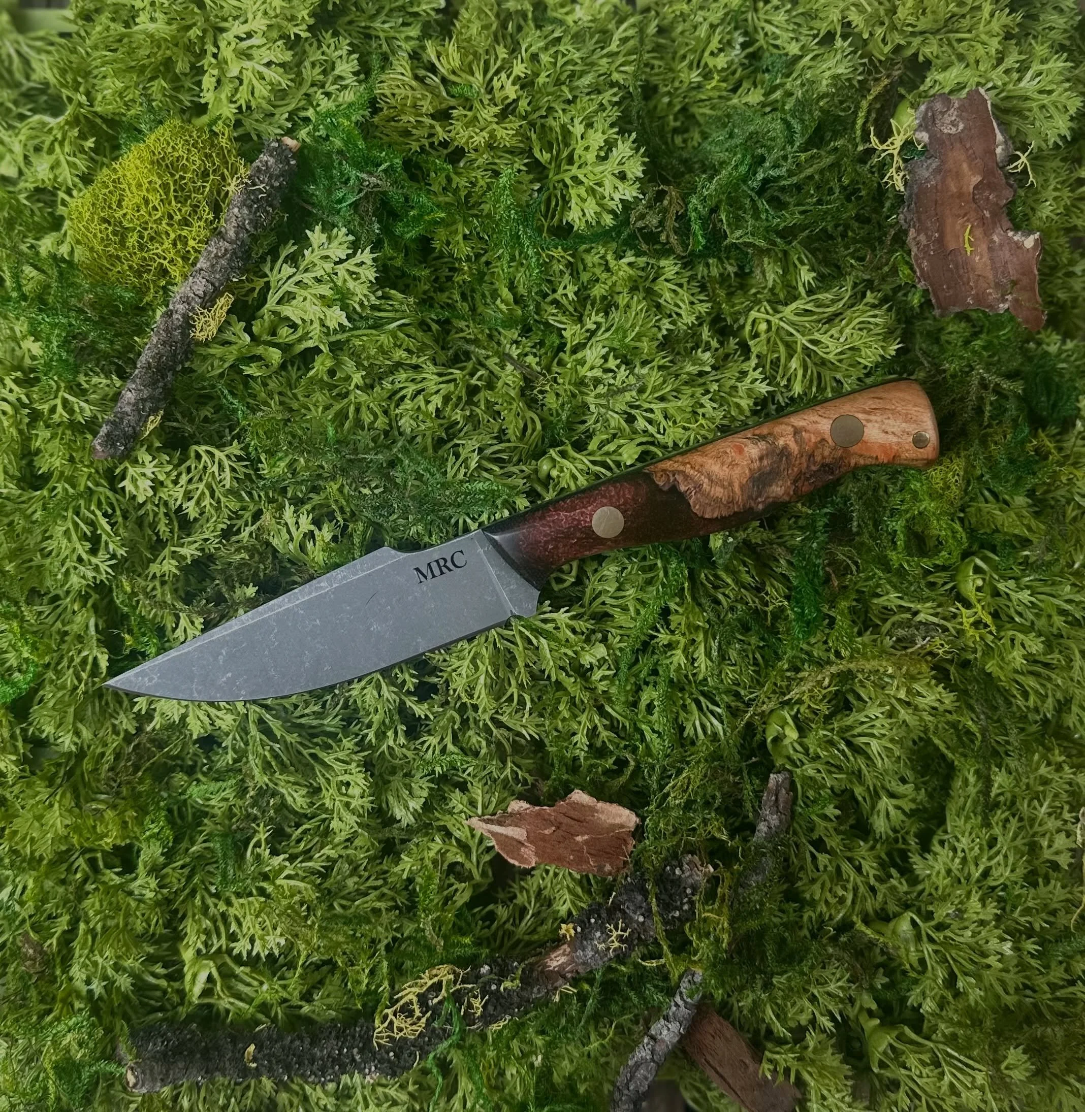 Man, oh man, do I love these little Byrds🐥
.
Acid Stonewashed Nitro-V Stainless from @nj_steelbaron 
Cherry Cherry Hybrid Handle block from @jbowoodcraft 
Hardware from @makermaterialsupply 
📸 @melissafrasche 
.
This piece was a custom order and as