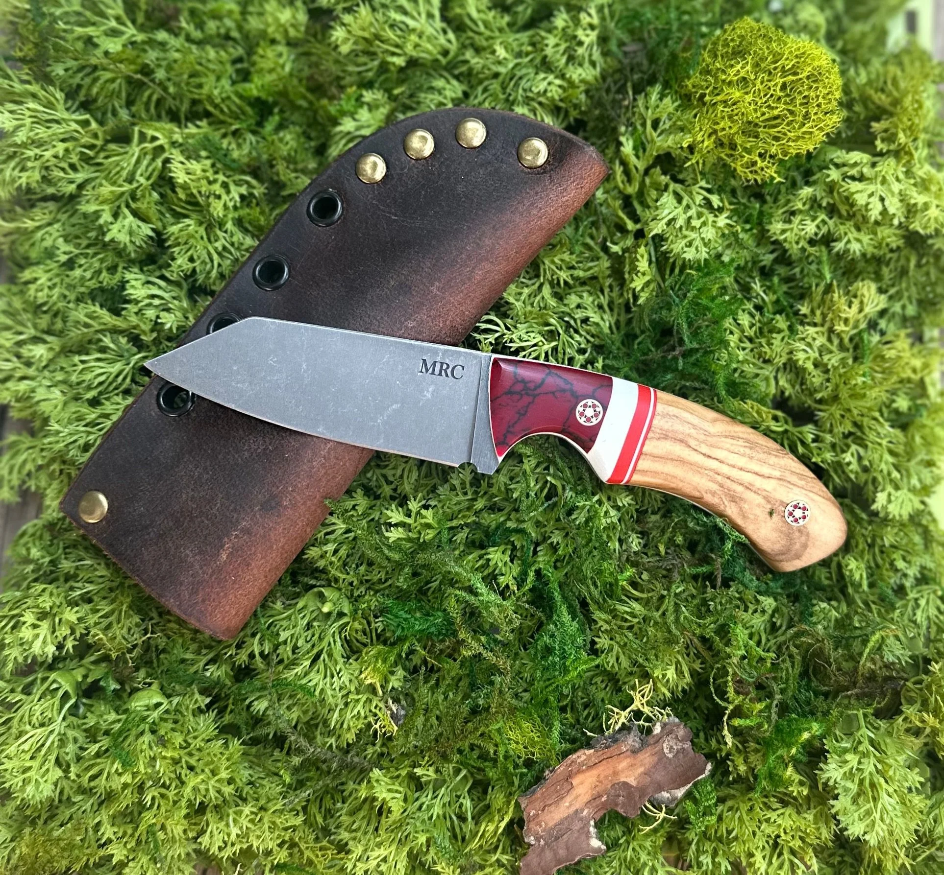 A custom Ranto made in the vein of Maximilian Kolbe. I love making themed pieces so keep em coming!
.
Acid Stonewashed Nitro-V Stainless Steel from @nj_steelbaron 
TruStone, G10, and Hardware from @makermaterialsupply 
Olive wood from Trader Joe&rsqu