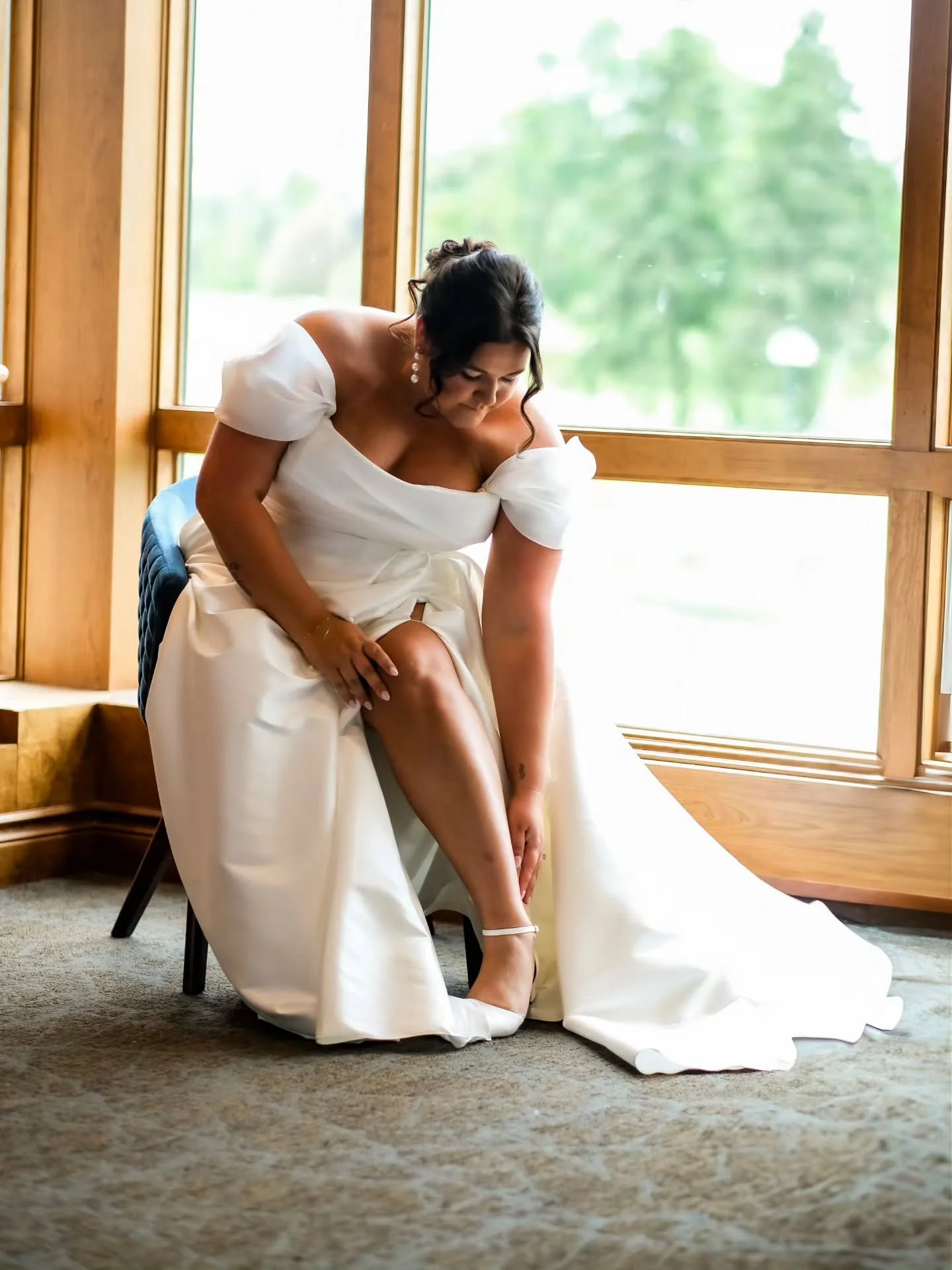 ♡ The Dress, The Shoes, The Bride ♡
The perfect combo 
🤍💍
Dress @jess_co_bridal 
Hair @soulshears 
Location @highland_cc_