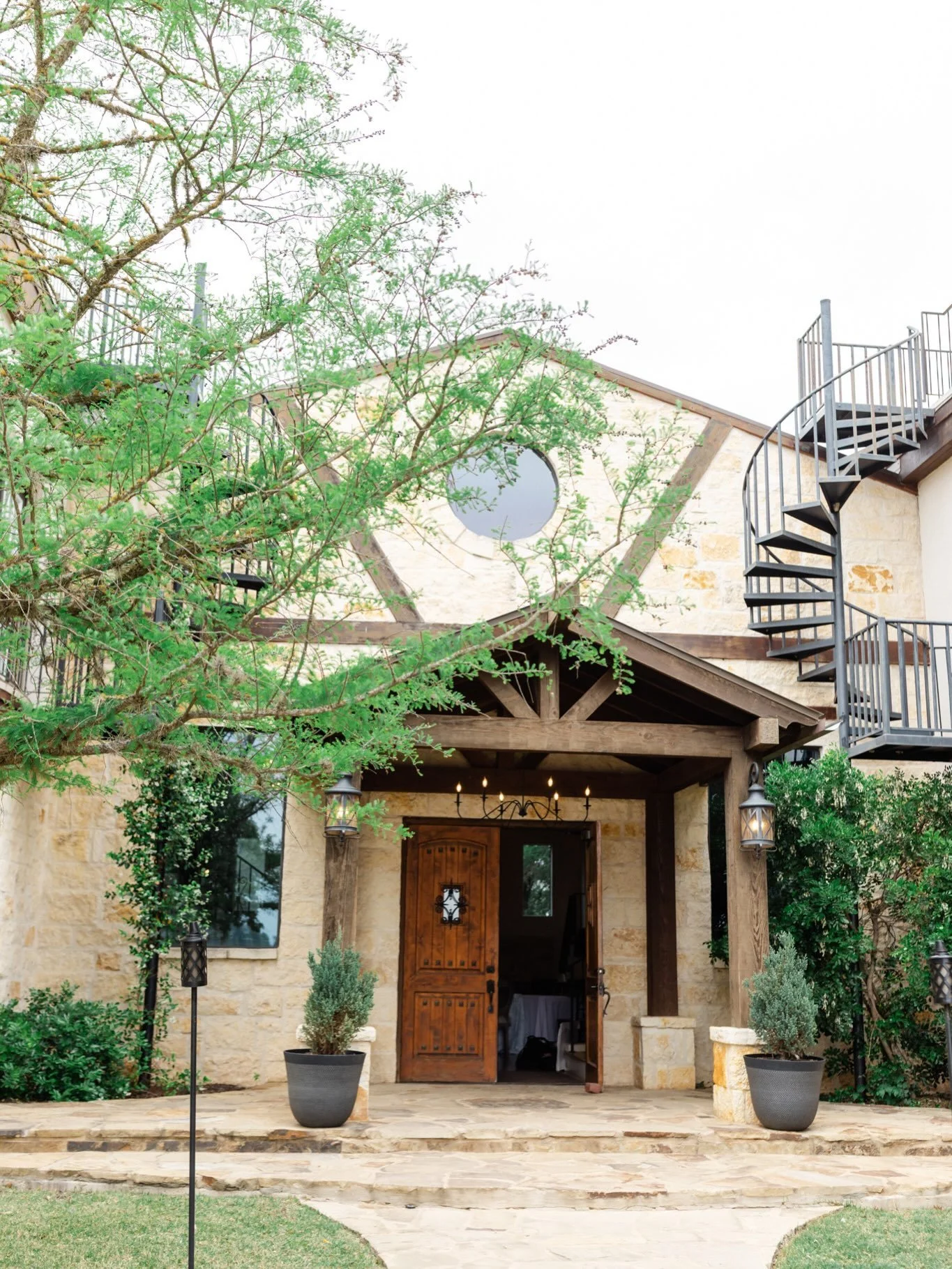 Fall wedding season in the Texas Hill Country is hard to beat. 🤍

Cooler evenings, outdoor ceremonies, and a venue that gives you the best of both indoor and outdoor spaces.

From saying &ldquo;I do&rdquo; overlooking the Guadalupe River to celebrat