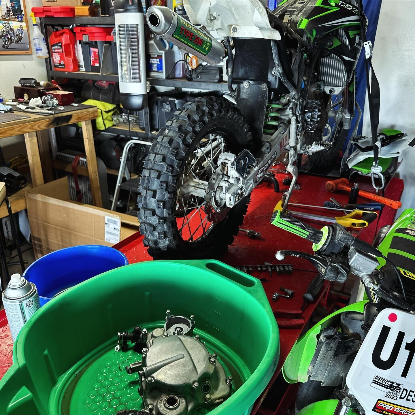 Keeping these little desert🌵rippers racing! 🏁 #sandbowlgarage