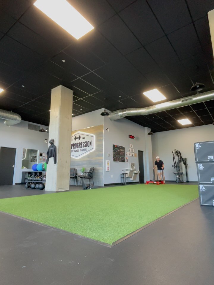 Acceleration, COD, Lower Body Strength Day 

Bolt program has been strikin the dot lately. Almost got my 40 yard dash below five seconds and vertical jump creeping up to 30 inches. Let&rsquo;s keep it going! Hit the follow button to join my journey! 