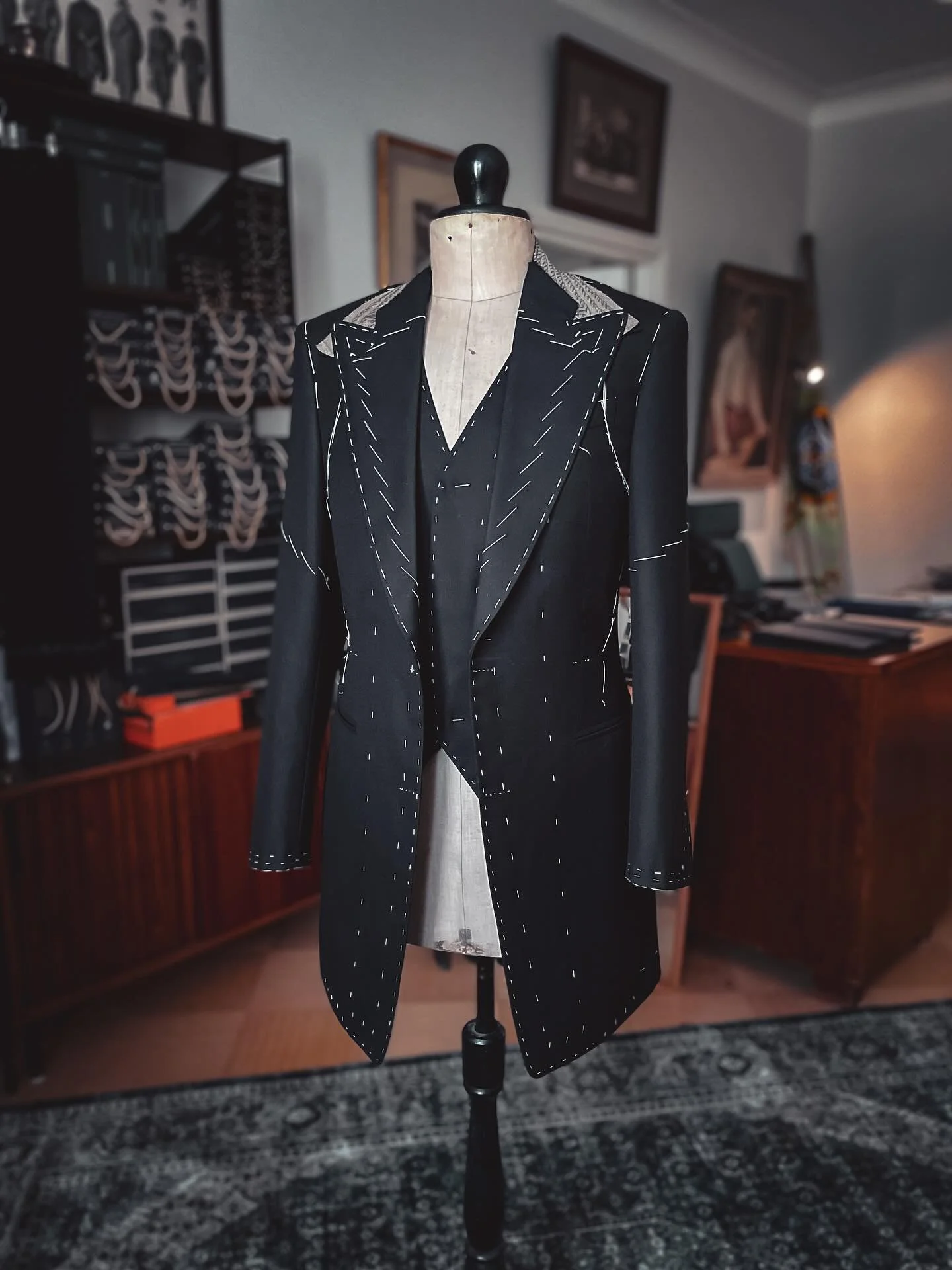 Working on something a little different again in the workshop 🖤

This design features a slightly longer cut, a peak lapel, single-breasted buttoning, a curved seam, and a back vent. 

🧵 Cloth: Target from @hollandandsherryapparel 

#Tailor #Tailori