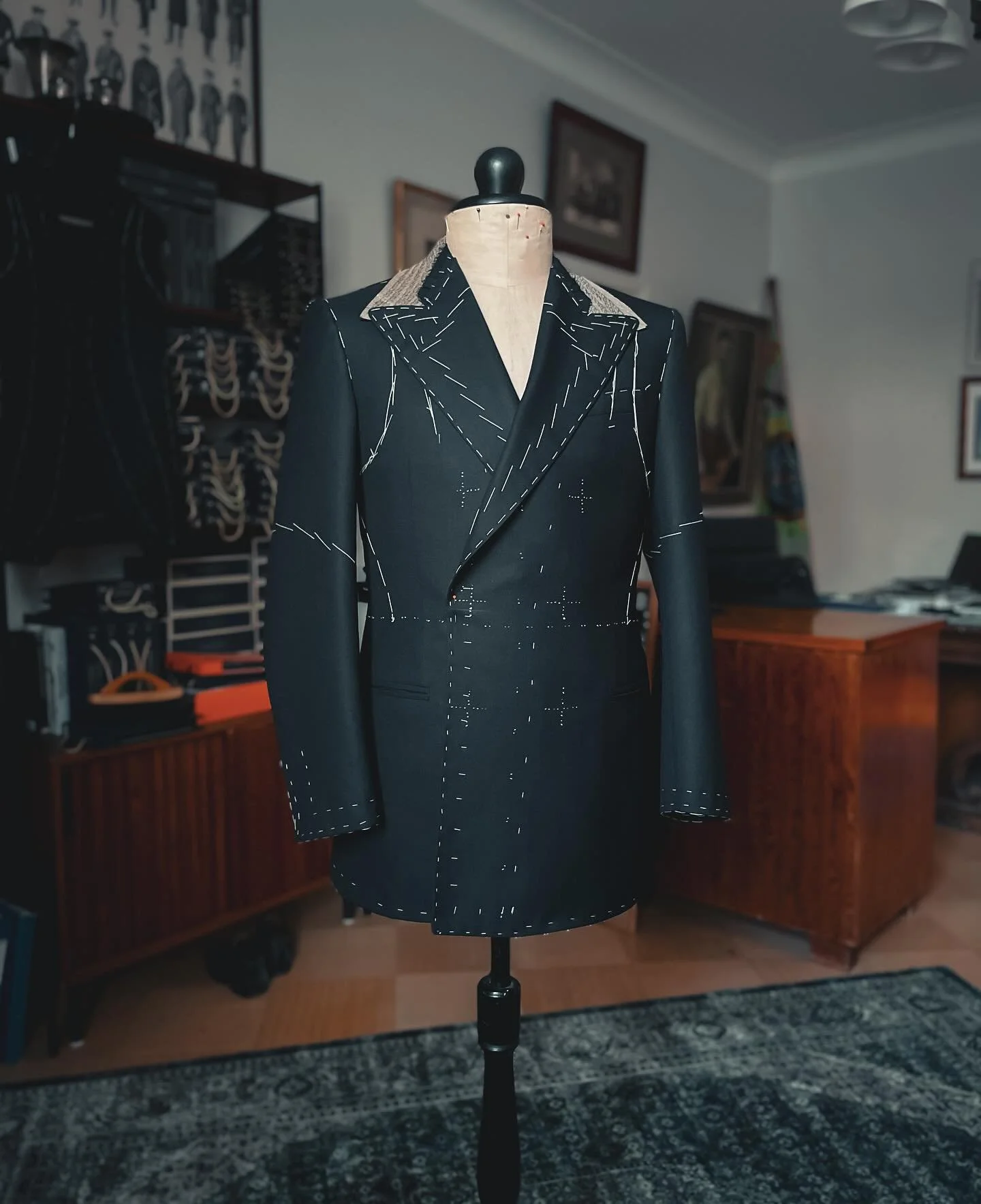 Captured just before the second fitting &mdash; a double-breasted suit with my signature curved back seams taking shape in the workshop. 🪡🧵

#Bespoke #BespokeTailor #Bespoketailoring #MensFashion #Tailor #Tailoring #doublebreasted #Menswear #Suit #