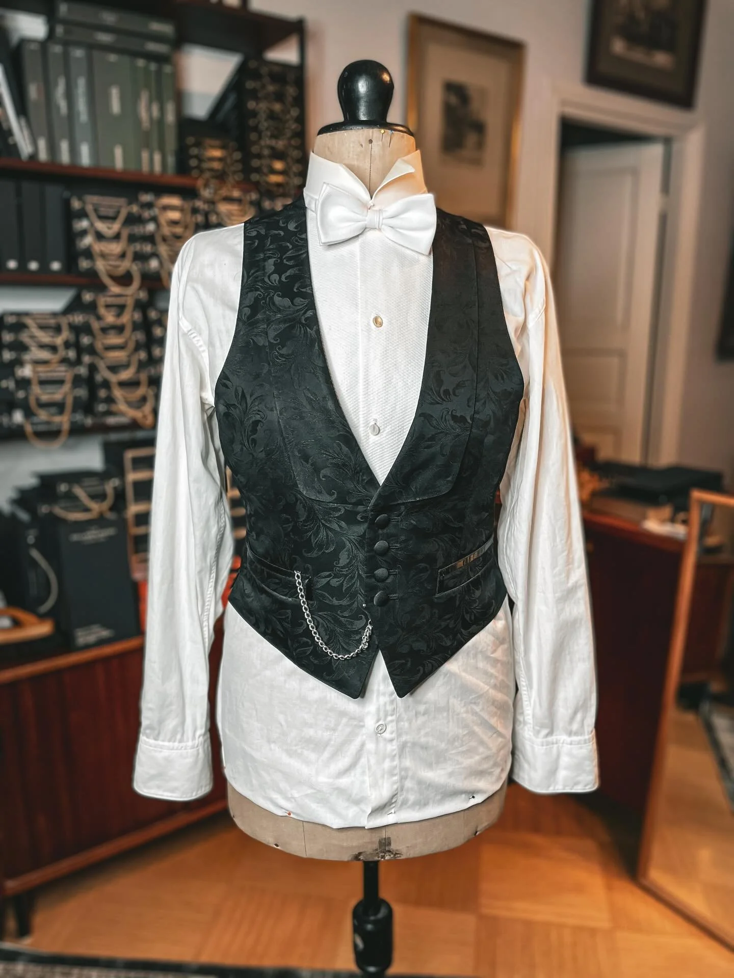 Serving some waistcoat love ✨

A Victorian-style waistcoat made from the beautifully textured Masquerade cloth by @hollandandsherryapparel , with satin trims and silk buttons adding the final touches. A collaboration between tailor and client that re