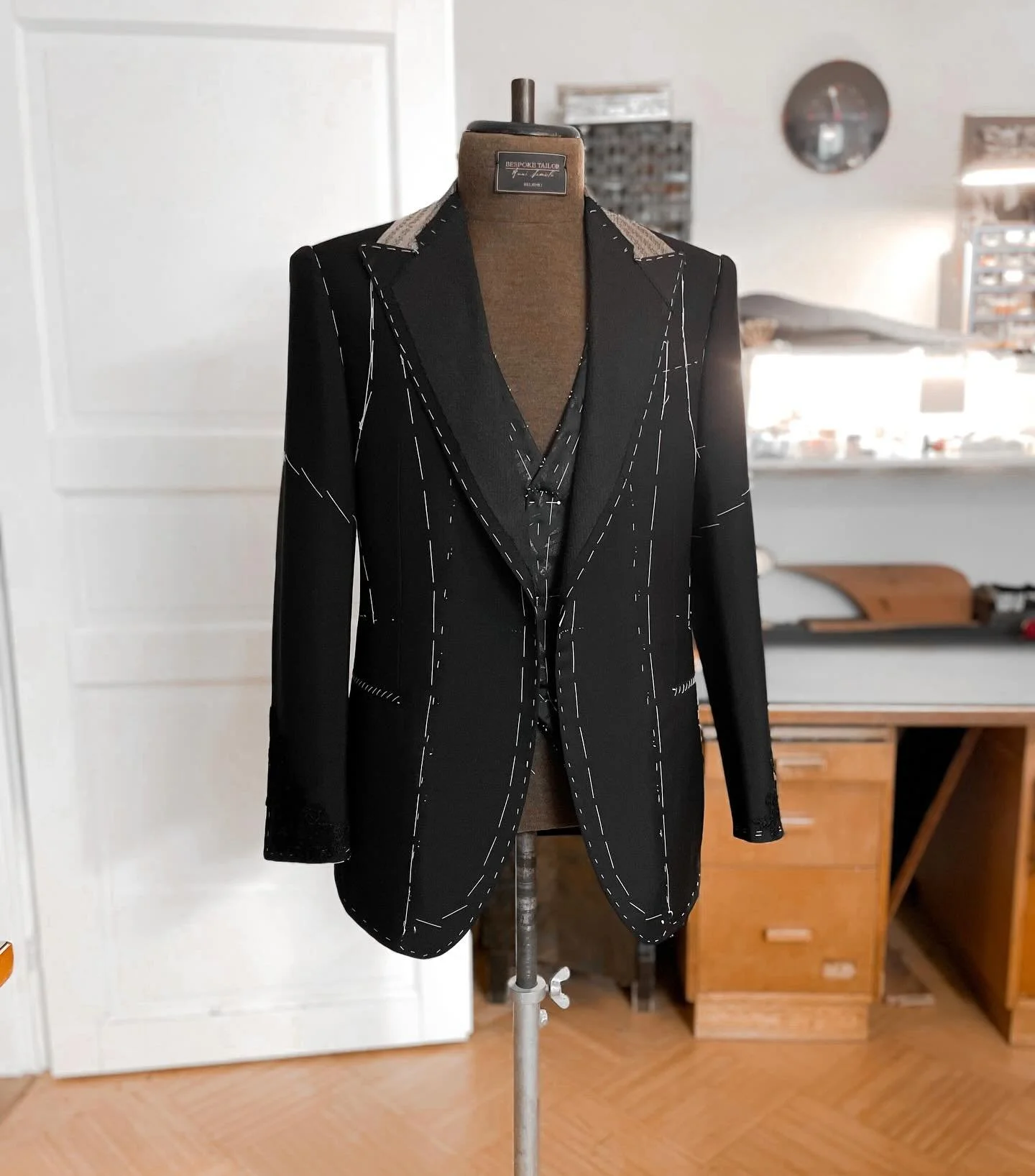 Already in love with this tuxedo 🖤

If you look closely, you can see some nice upcoming details at the bottom of the sleeves. 😉

#Tailor #Tailoring #Bespoke #BespokeTailor #BespokeTailoring #R&auml;&auml;t&auml;li #Suit #Tuxedo #Menswear #HandMade 