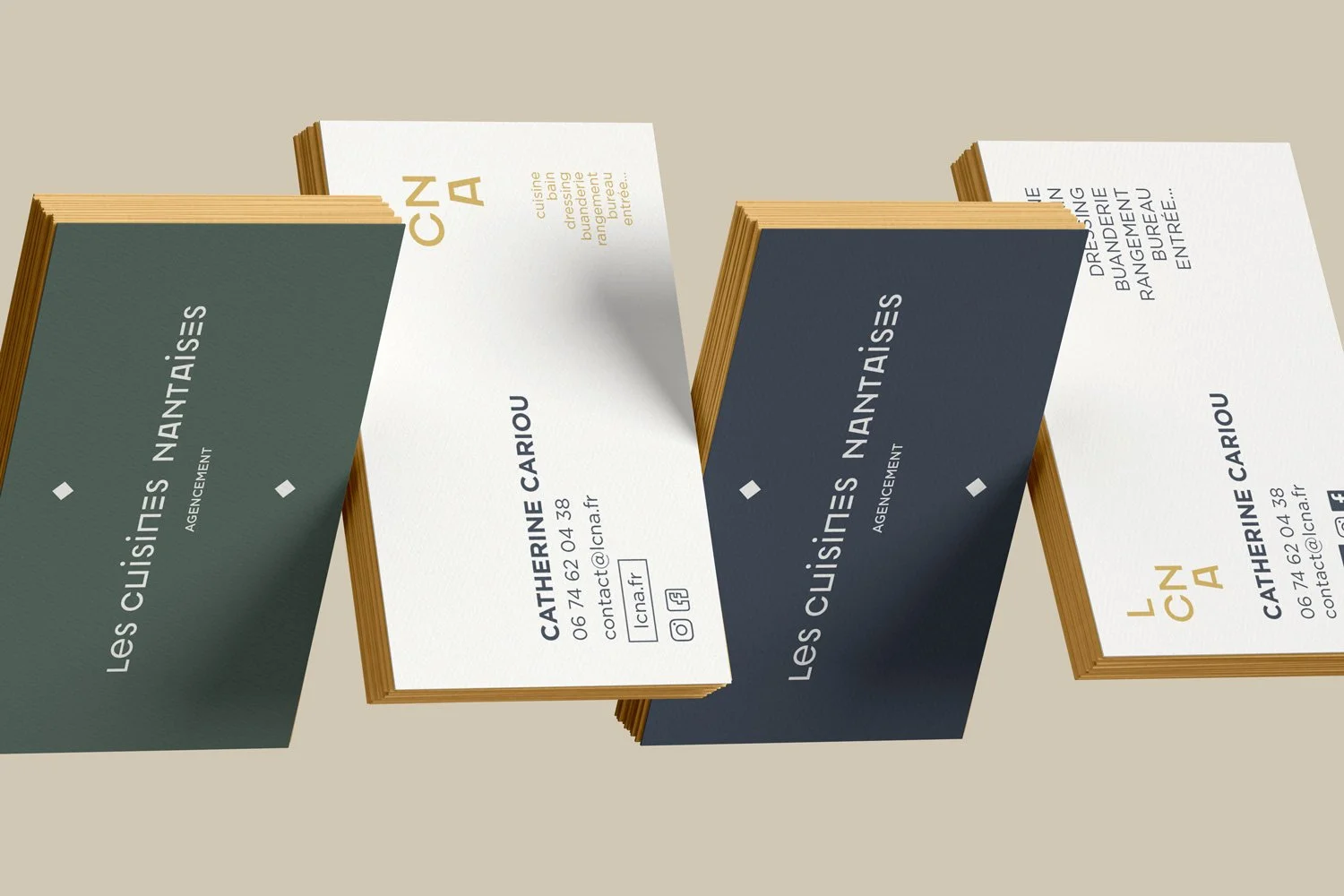 Cartes de visite professionnelles pour Catherine Cariou, agence Les Cuisines Nantaises, présentation en format horizontal avec texte en français, couleurs gris foncé, blanc et doré, angles arrondis.