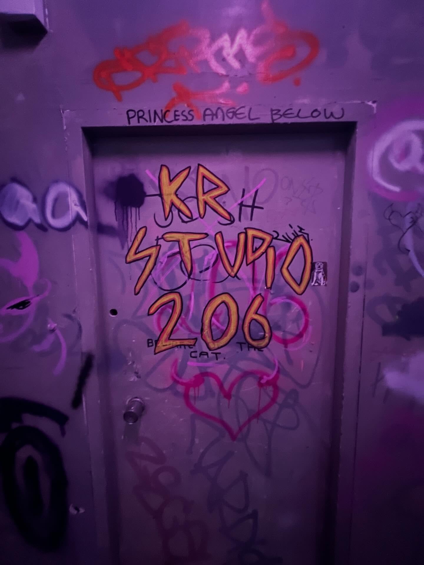 Follow the signs and you&rsquo;ll find us &hellip; through a door .. up a lift &hellip; across a bridge &hellip;. Through another door &hellip; then an Artist&rsquo;s paradise 🏝️