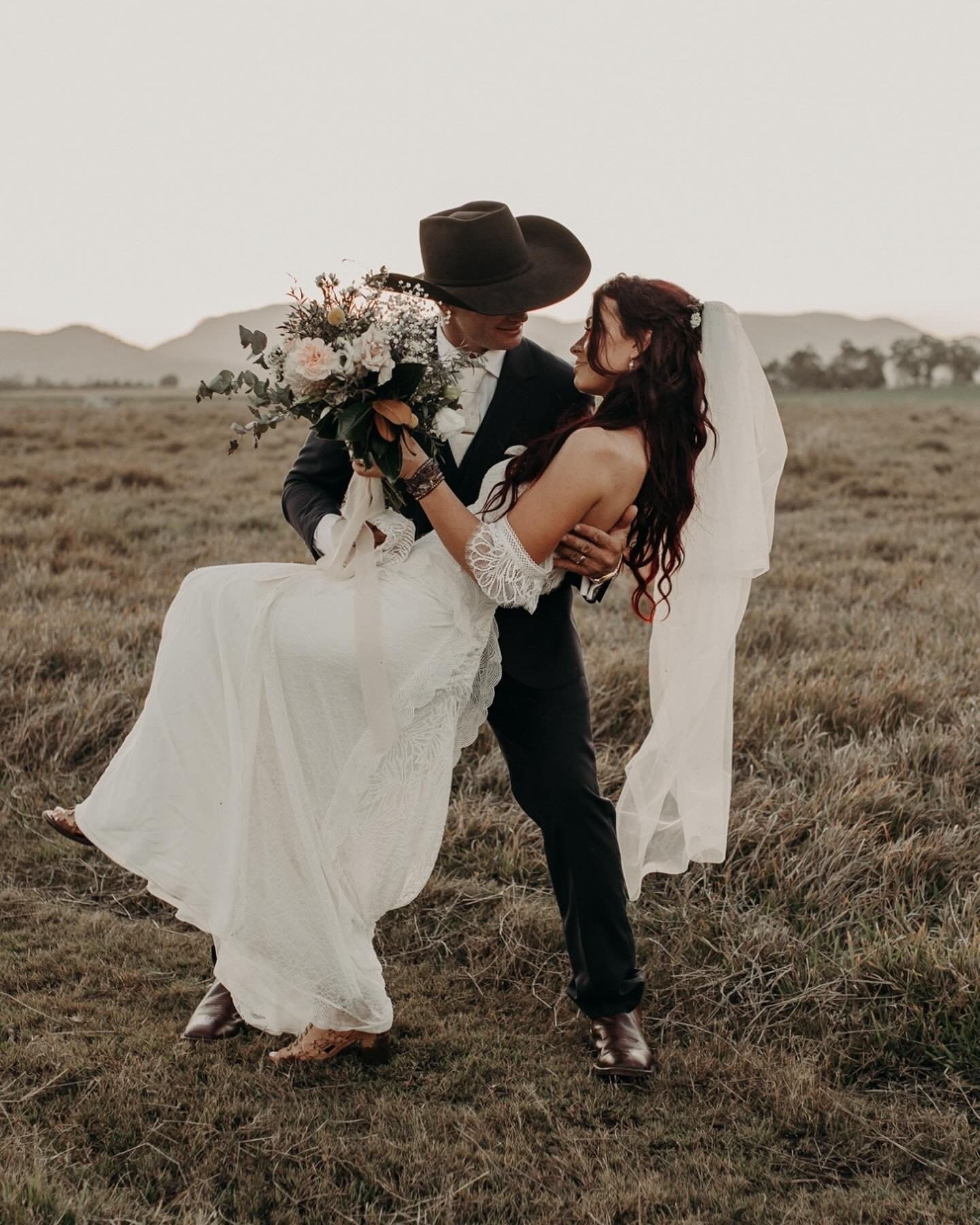 ✨Mr + Mrs Allston✨

I am a little behind on my sneak peeks and now that wedding season is officially over, it&rsquo;s time to share some of the absolutely beautiful weddings I&rsquo;ve been lucky enough to capture this year. Starting with the gorgeou