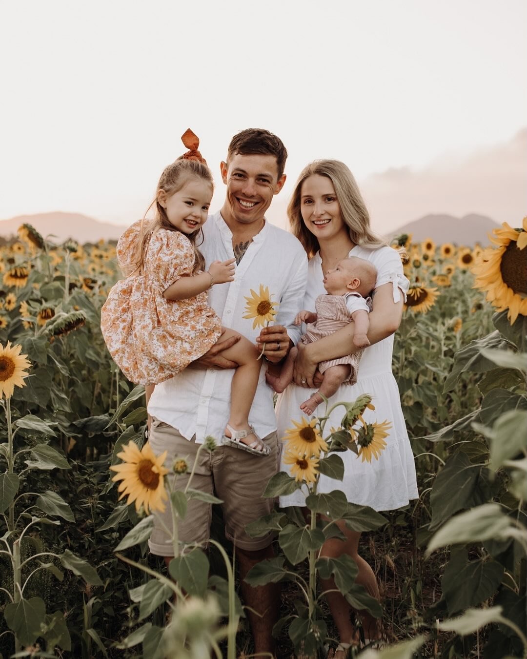 Sweetest little family in the most gorgeous sunflower field💛💛💛