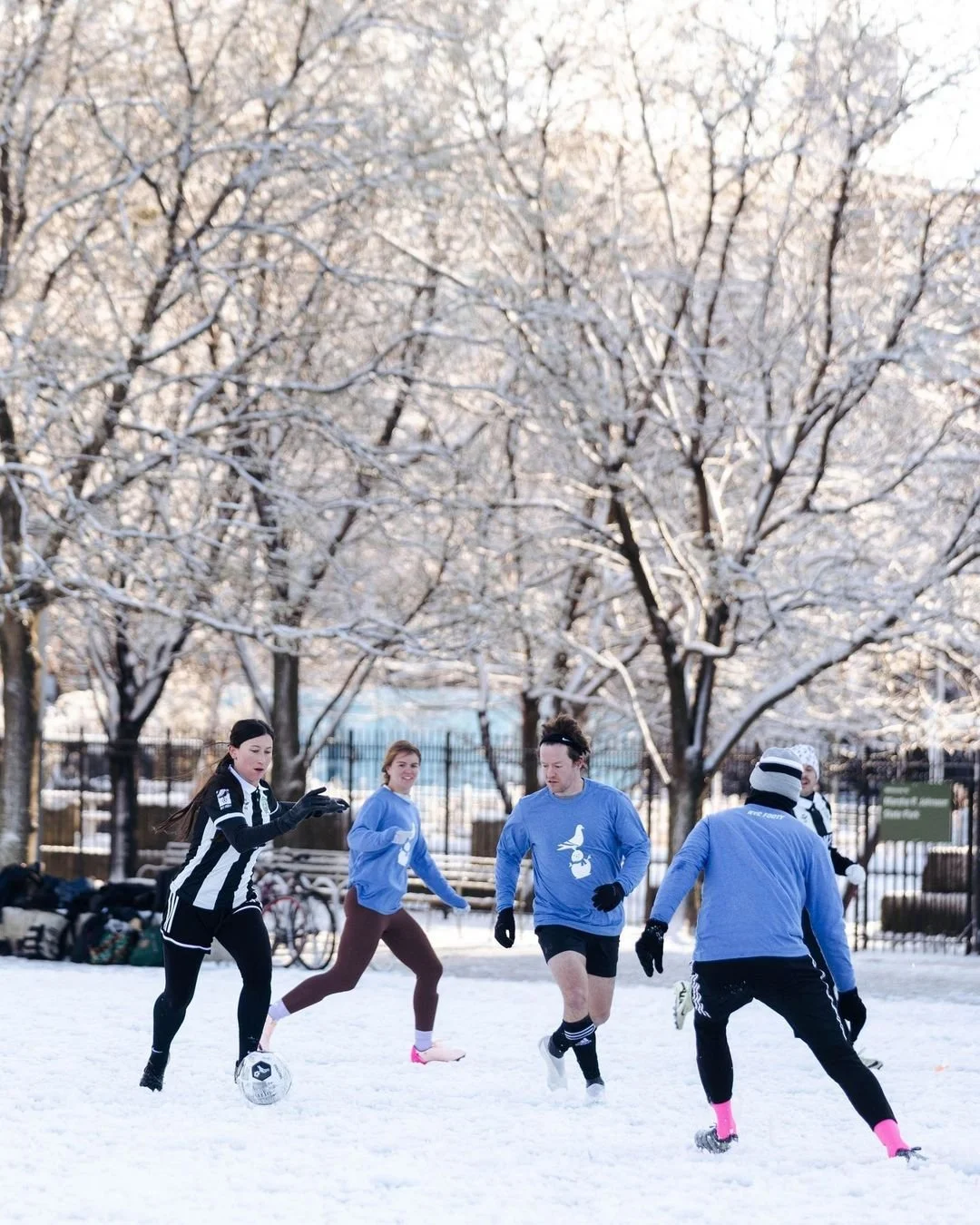 's version of Foot Ball Sundays ⚽️🏈❄️☀️

📸 1, 3, 5, 7, 9: @nycfootyofficiall | 📍 @bushwickinletpark

📸 2, 4, 6, 8, 10: @miafooty | 📍 @soccertownpp