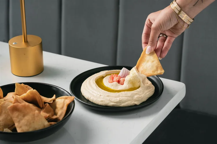 Hommus with pita chips