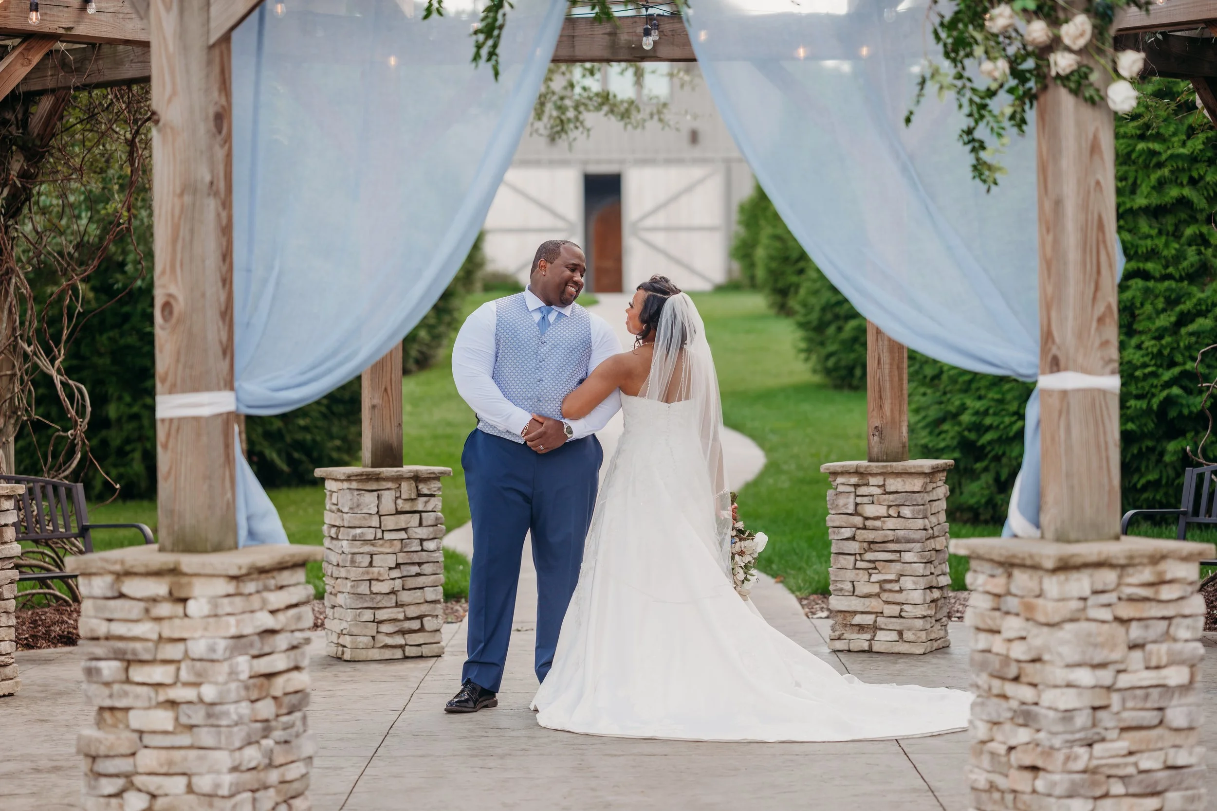 Chattanooga wedding florist blue white blush delphinium dahlia black bride summer florals garden style howe farms apple barn black bride gazebo 