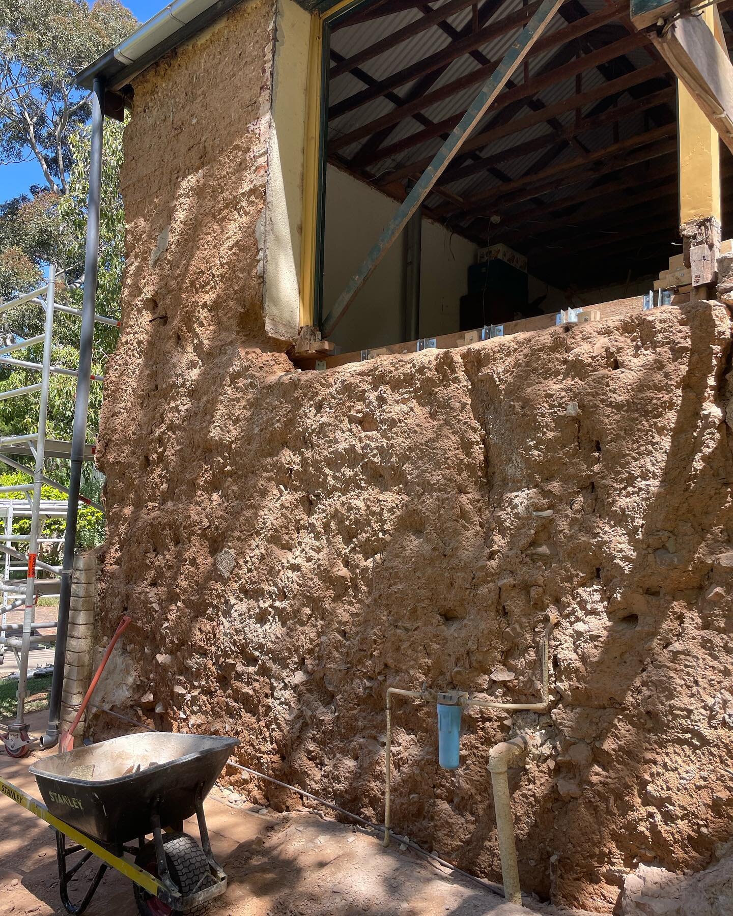 Left the rammed earth to dry out. Started something special on a little folly. Helped by Girl Friday making a cameo on a Tuesday and smashing it. ❤️ Then popped in to another one on the way home to have an exploratory chip chip. #girlfriday #stoneres
