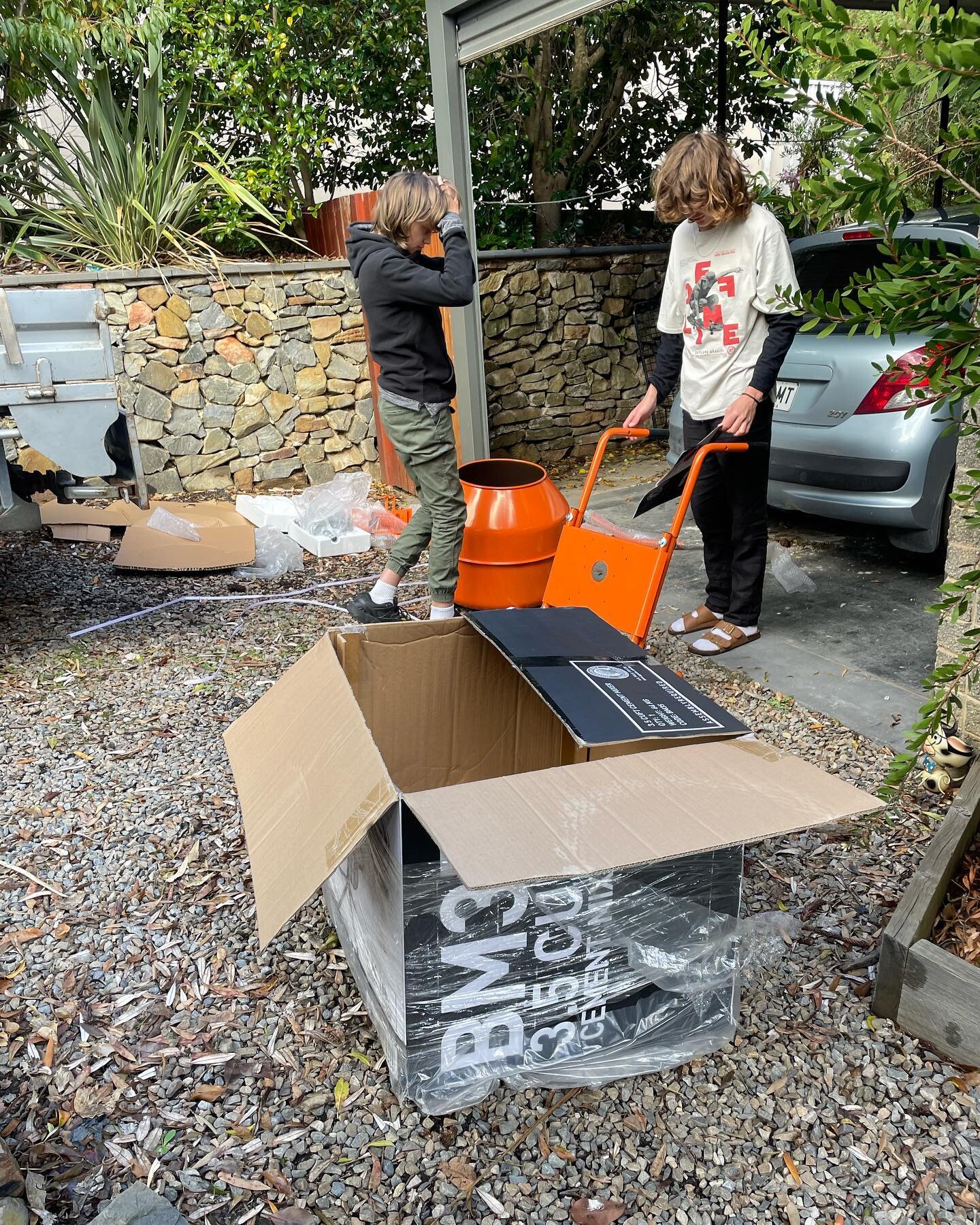 Seemed time to update the old belle mixer for another orange machine. It came flat packed!! That not being my thing I got the boys onto it! Looking forward to the lime eating it away!! Thanks @ben_.gautier and @lewis_moylan #limemortar #shinyandnew #