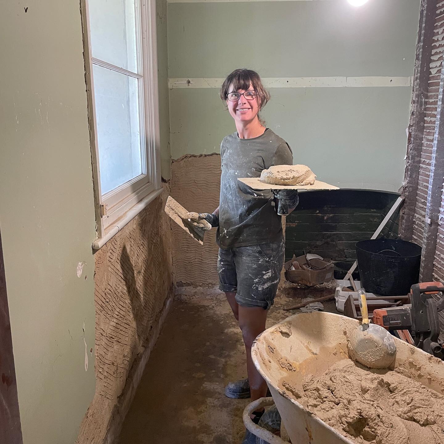 Back at Mylor and Girl Friday came early! Excited to use her new hawk again. The trowel action getting better to. Maybe #girlfriday will become girl everyday of the week at some point! #lovemyjob #limerender