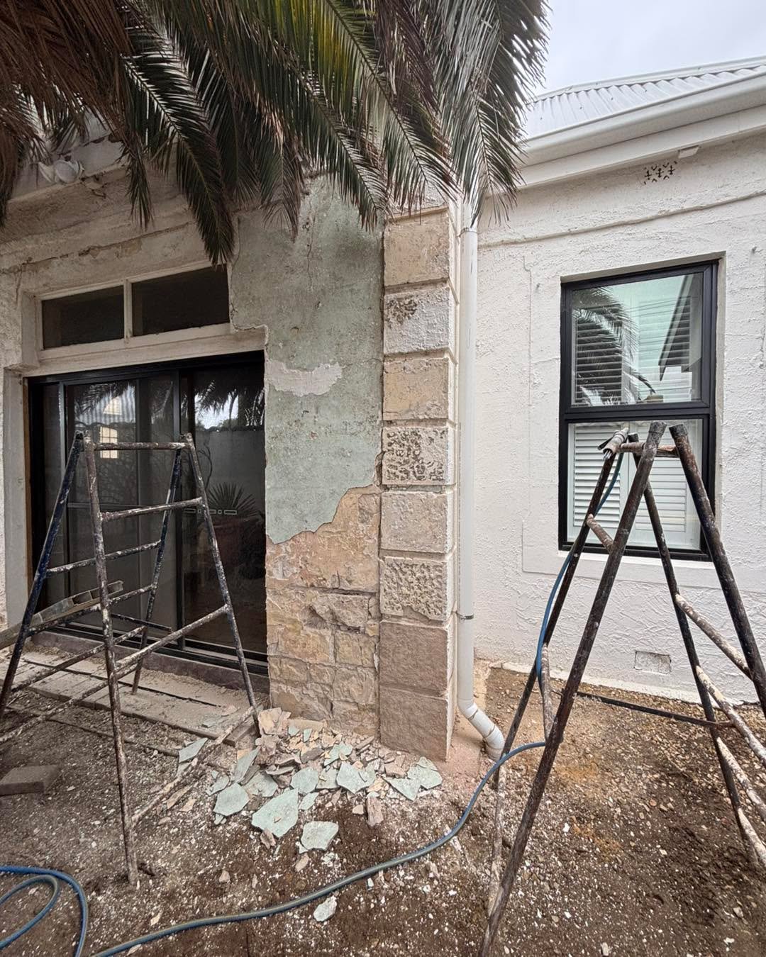 When the take the paint off the render turns into take the &lsquo;cement!&rsquo; render off the stone monday morning at the beach gets a happy lift!!
Love a stone surprise! Love my job!
#stonerestoration #heritagesa