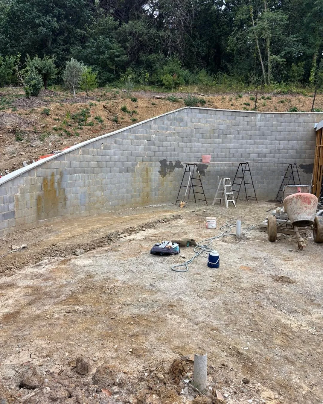 At last I&rsquo;m back with my trowels!! After weeks of challenging myself and my hands as life as a carpenter I&rsquo;m back feeling healed by the power of Lime!!
Nice retaining wall back at the now beautifully dried out Aldgate burnished render pro