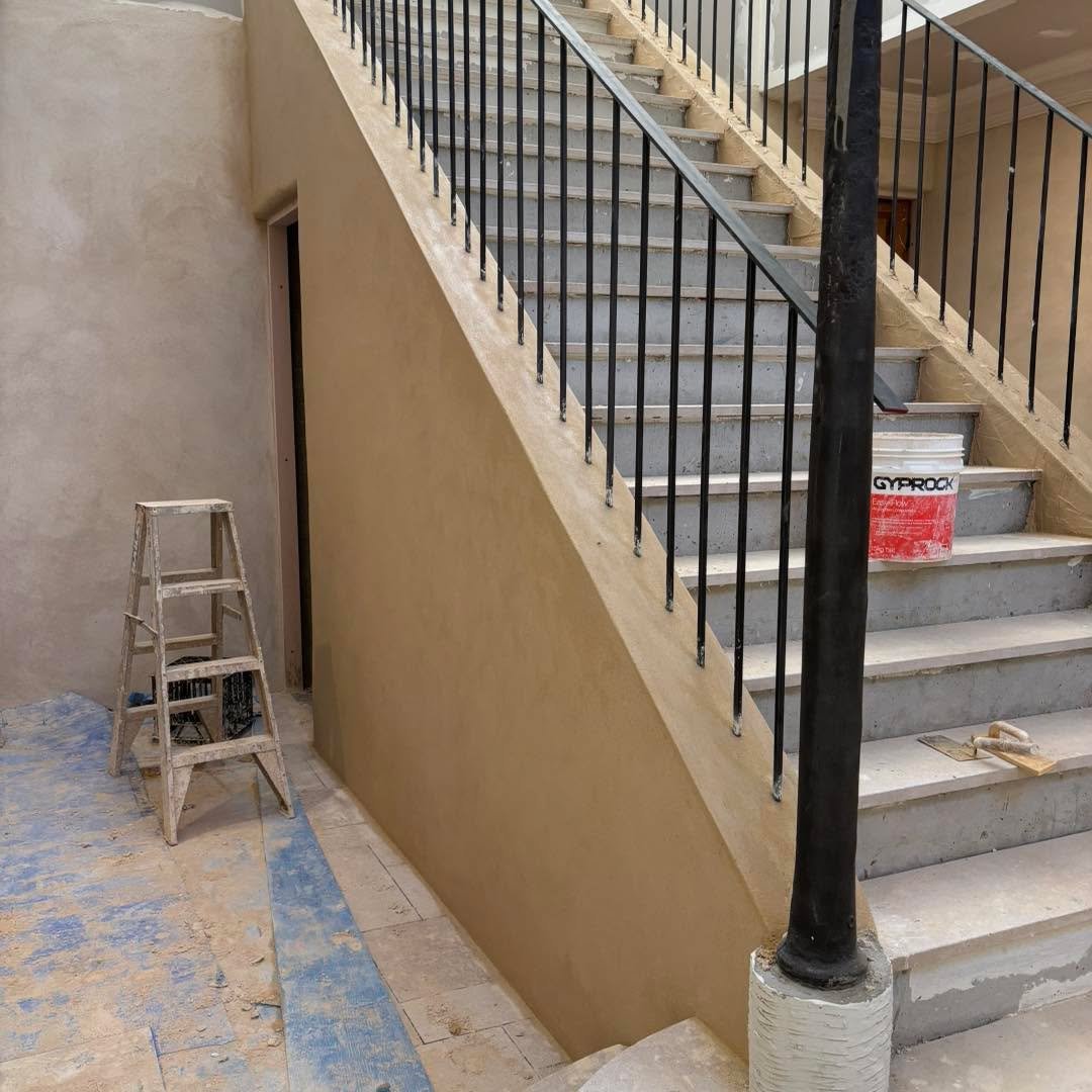 Sometimes leaving the hardest bit to last is very erm satisfying even if it&rsquo;s a little on a Friday! But with a bit of tickling,all turned out just as it might! 
Love a good tickle! Love my job!
#limeplasterers #limeplasters