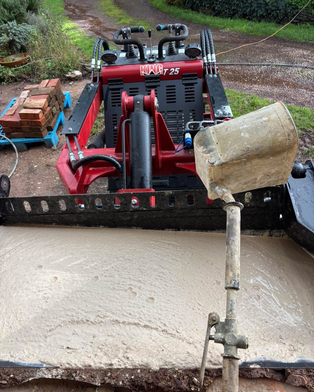 Proper bucket of mud at the window when access proves challenging and improvising is the way forward. Also a lot more fun than pushing a barrow ali.son_titchener!
Love my &lsquo;let&rsquo;s get the job done together&rsquo;!