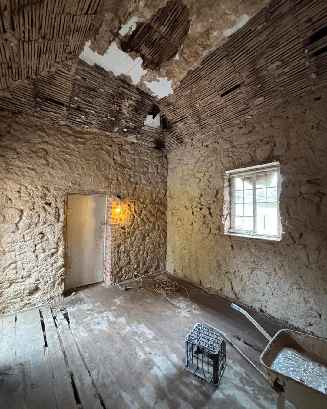 Spaying lime to fill the stones. Leaving stones to have the spaces filled. Covering some and leaving others. Only teasing the room as it&rsquo;s a long way off getting its glory moment! Mood lighting a bonus. Love a good mood. Love my job!
#limeplast