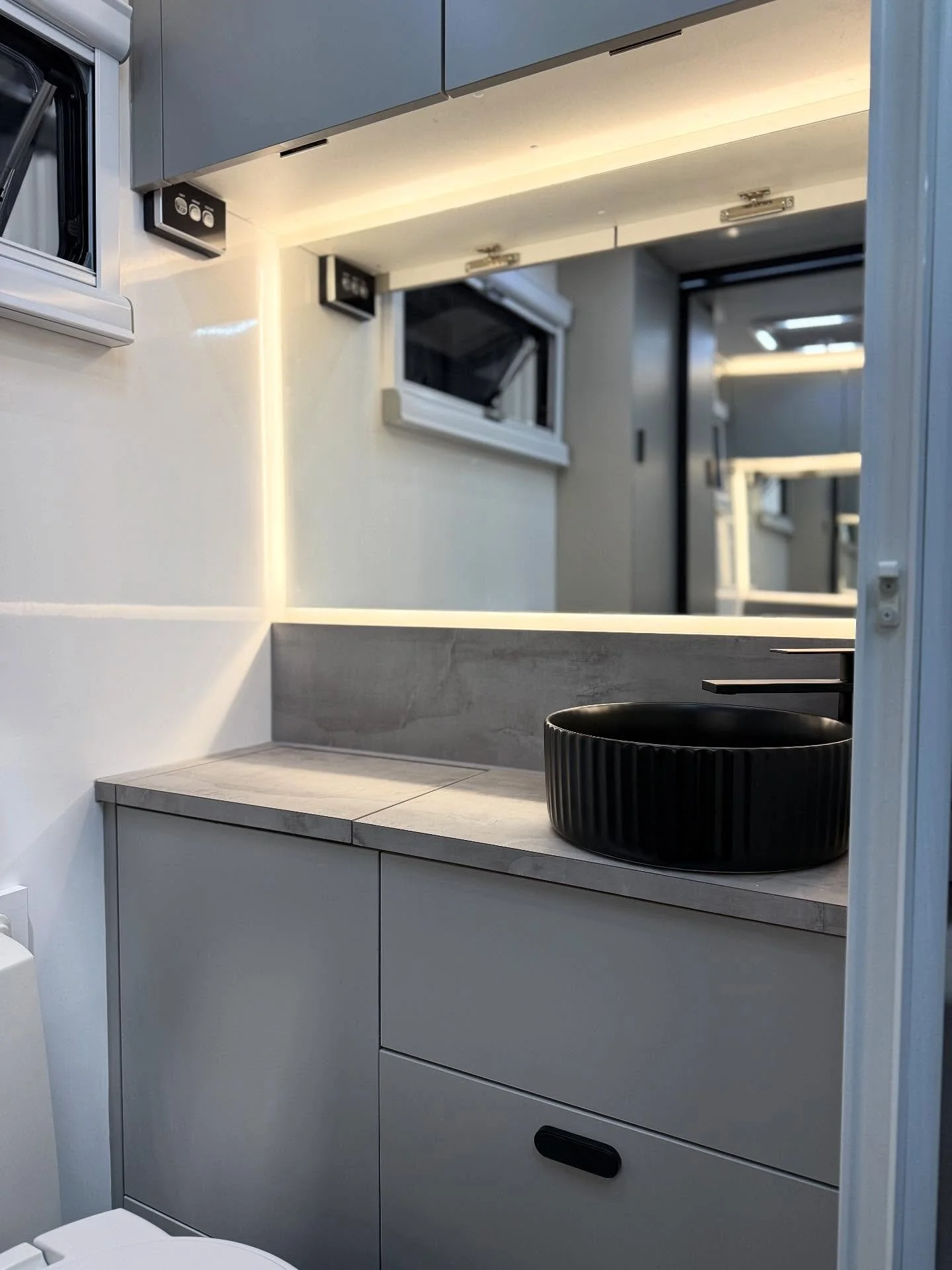 We&rsquo;re obsessed with halo mirror bathrooms paired with sleek, stylish sinks. This family caravan even features a clever laundry &lsquo;basket&rsquo; built right into the cabinetry. 👌🏼