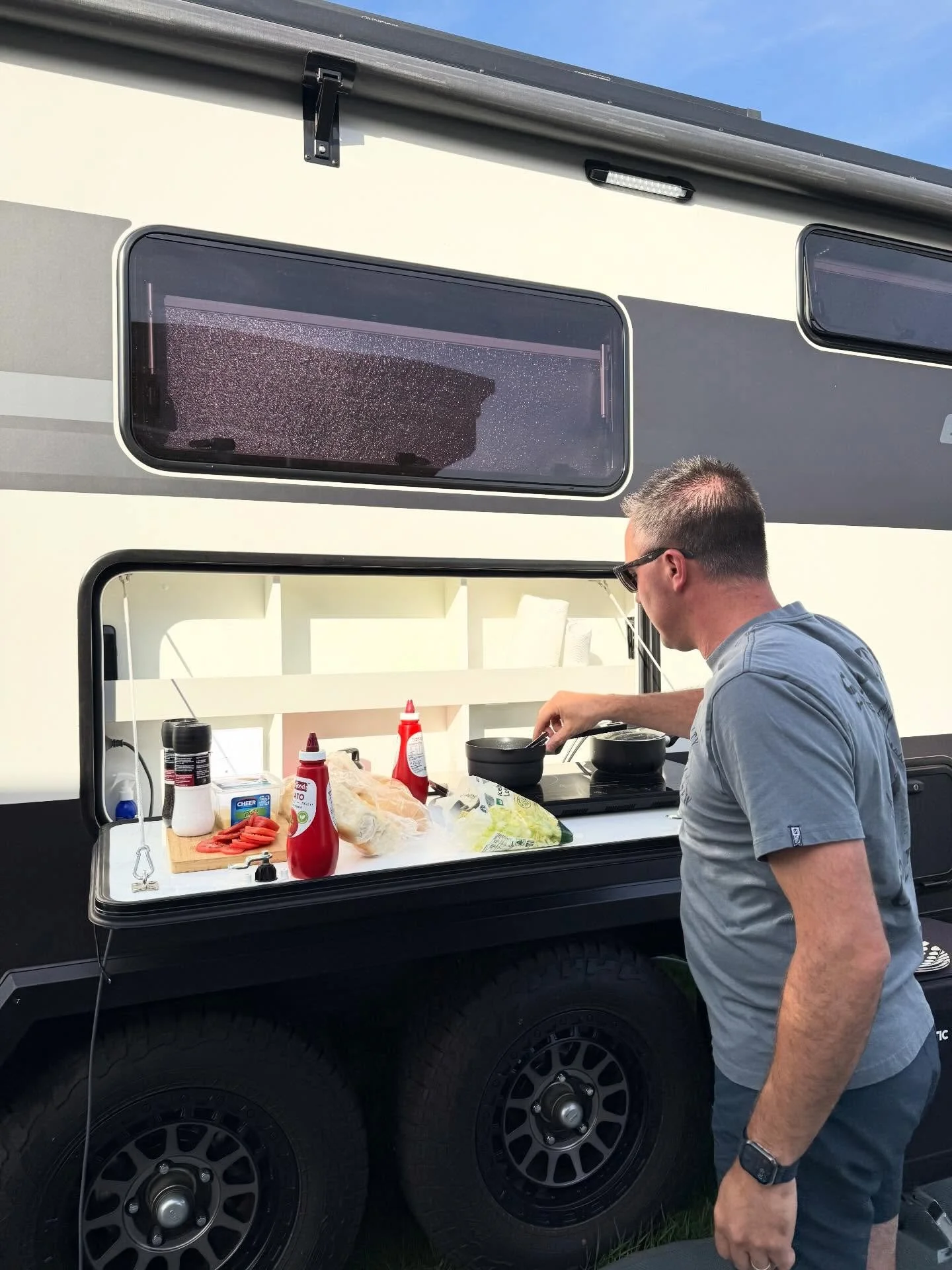 Burger night the Evolve way 🍔 

#menwhocook #vanlife #caravanningoz #vanbuild #evolverv