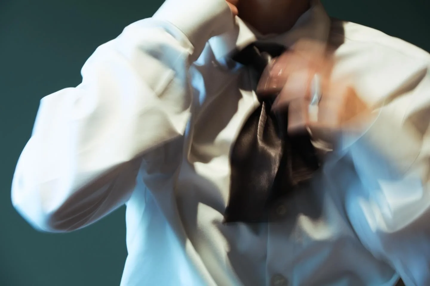 Ties reimagined. Embrace the blur of boundaries with our deconstructed tie and shirt ensemble&mdash;modern luxury for all. Discover more in bio.

#StudioL7 #MenswearReimagined #DeconstructedTie #inclusiveluxury #FashionDetails #boundarybreaking #styl