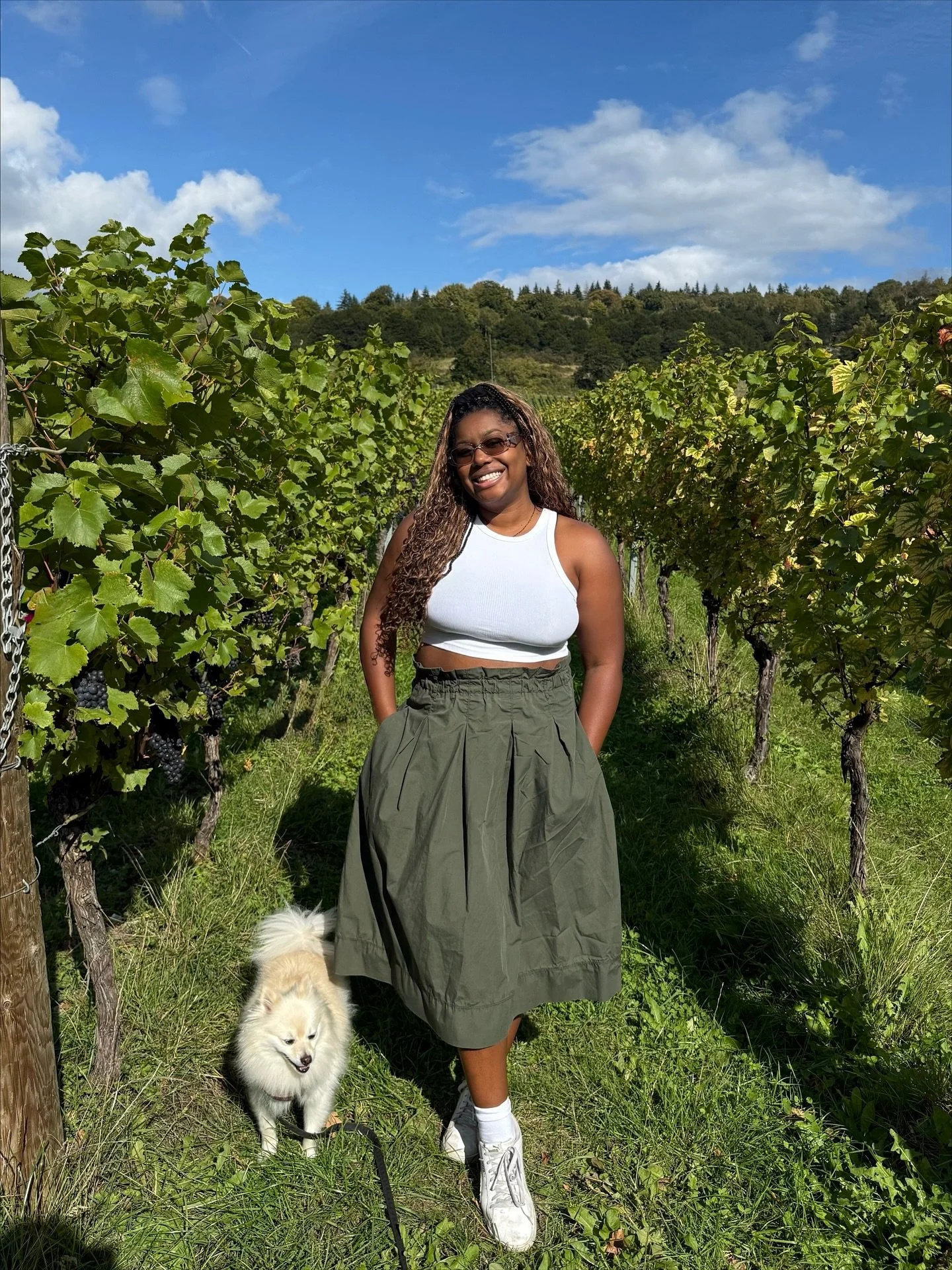 🍇A time was had in Surrey Hills! Had a cozy stay at @wotton_house_hotel and wandered through the vines at @alburyvineyard: sparkling wine, rays of sunshine, and a touch of countryside charm. Both were dog-friendly and no car required! 

🍷Also check