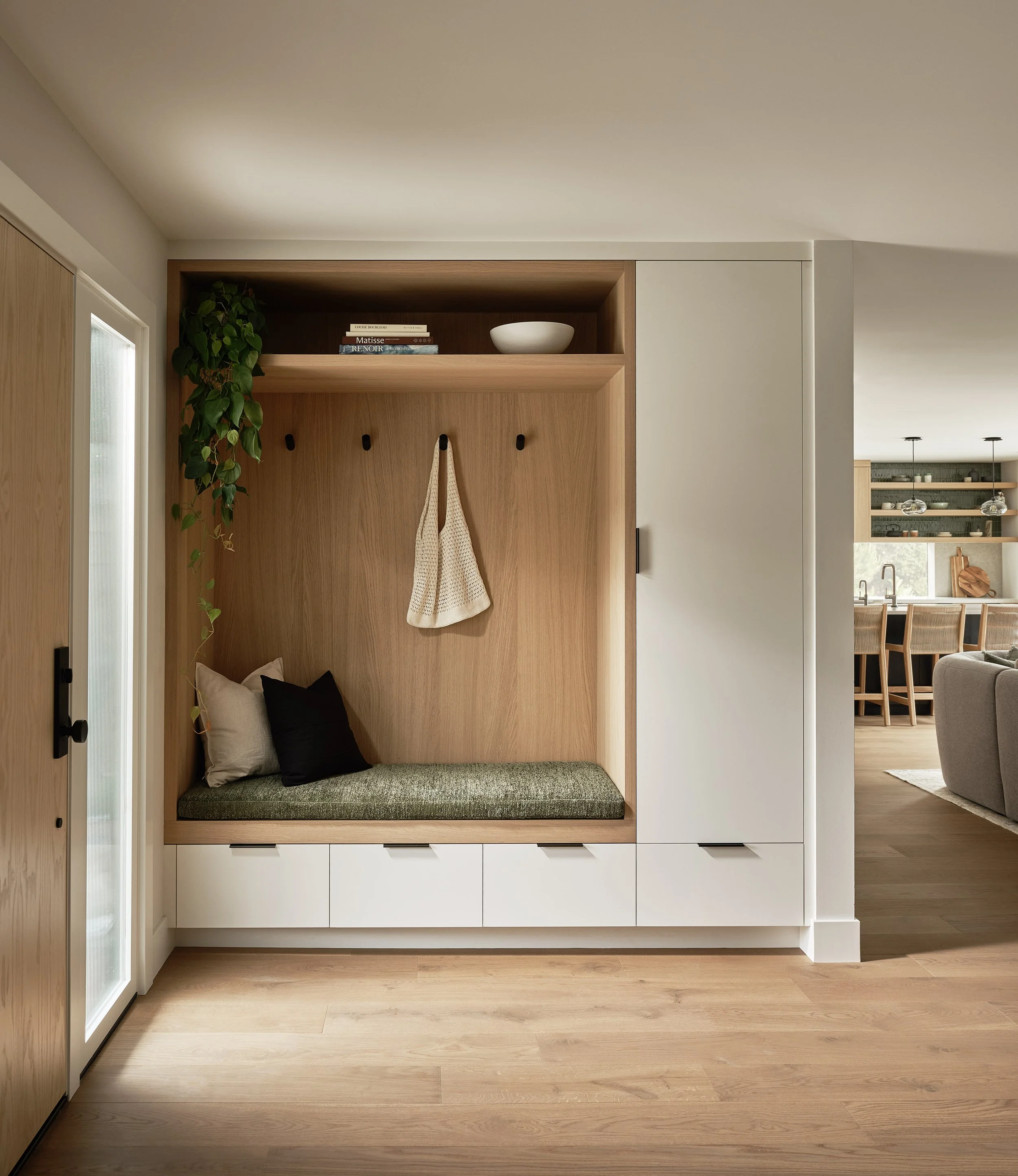 952CastleHill_Entry_01.jpg