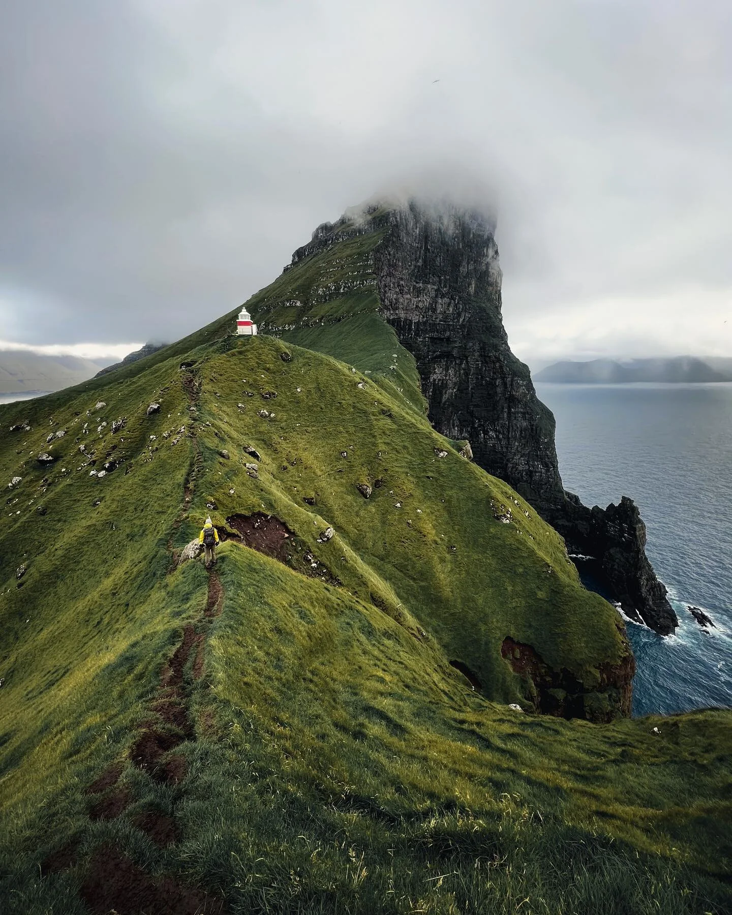 Hiking to Faroese lighthouse, Kalsoy 🇫🇴
.
@faroeislands @visitfaroeislands @guidetofaroeislands 
.
#faroeislands #faroe #faroeisland #färöer #kalsoy #kalsoyisland #kalsoyarfjørður #kalsøy #faroeislandshiking #faroeisland