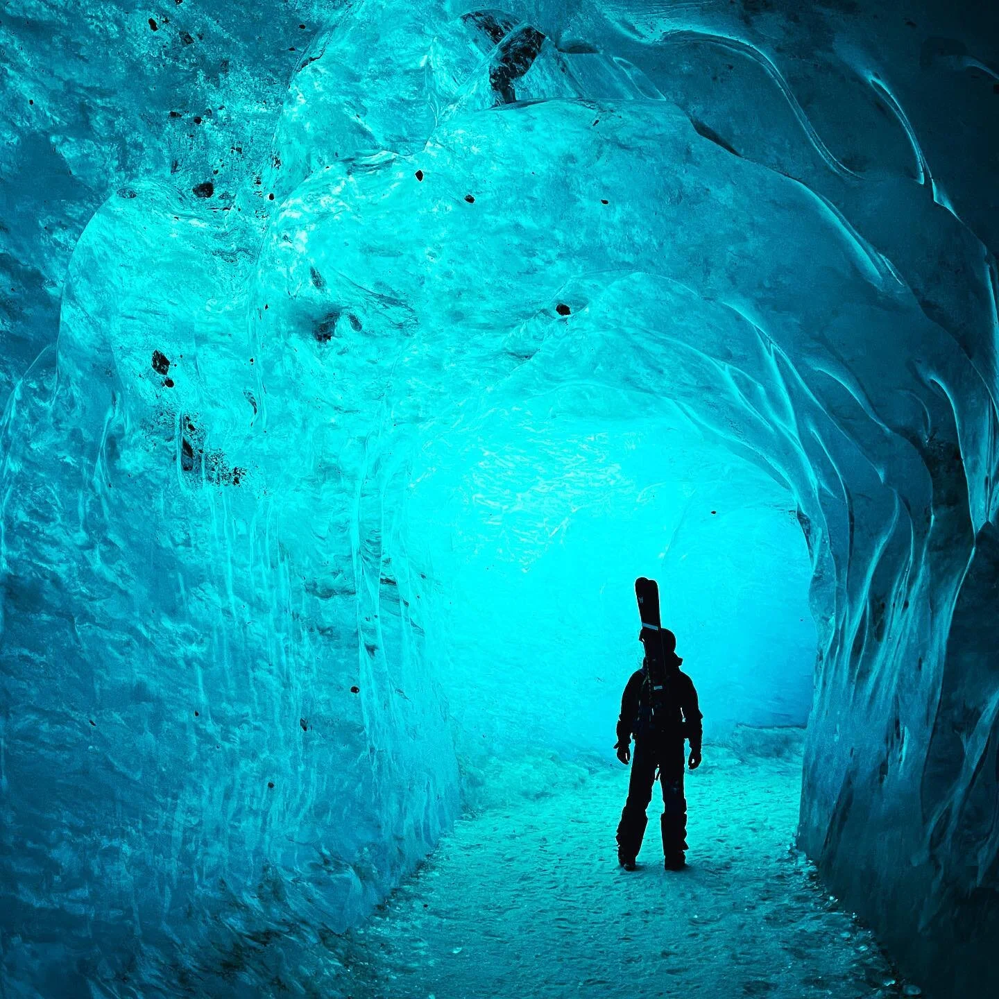 Mer de Glace, the end of Vallée Blanche
Through ridge, crevasse, broken rocks, an off piste route is a history book of significantly disappearing glacier
#valleeblanche #valléeblanche #montblanc #aiguilledumidi #skiing #chamonix #cham