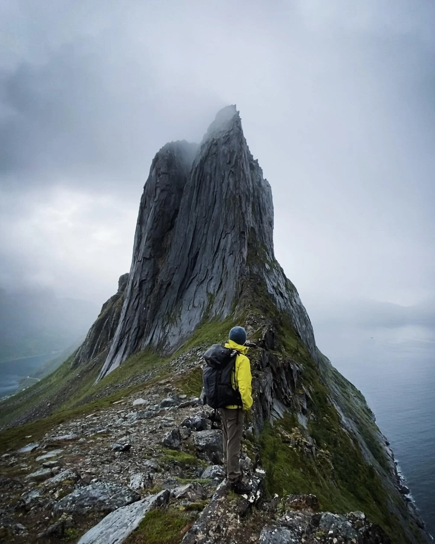 Segla in Senja is marvelous 🇳🇴 sadly who else loses the drone controller ☹️☹️
@visitsenja @visitnorway @visitsenjaregion @destinationsenja 
#senja #visitsenja #segla #norway #norway🇳🇴 #norwaynature #norwayphotos #norge #norwaytravel #hiking #cl