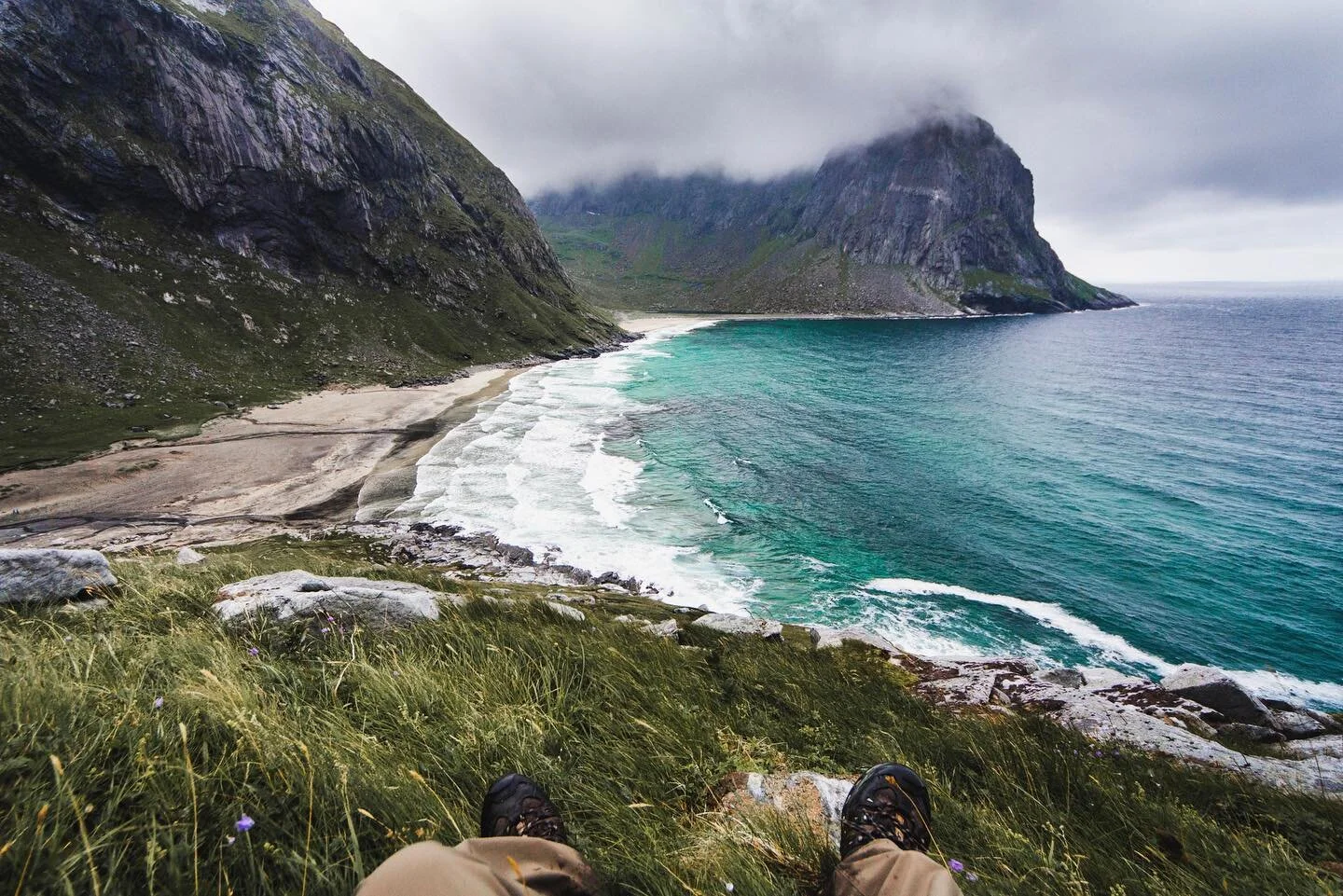 A stormy day at Kvalvika beach 🇳🇴
.
@lofoten @visit_lofoten @lofotenofficial @visitnorway 
.
#lofoten #lofotenislands #kvalvika #kvalvikabeach #lofotenhighlights #visitlofoten #visitlofotenislands #beach #arctic #arcticcircle #norway #norway🇳🇴 #