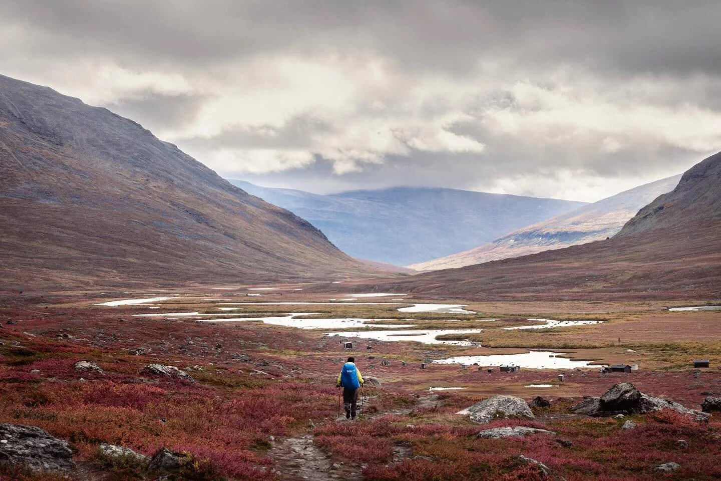 Do you see a village along the river in front? It was impressive to see a remote Sami village in the no-man’s land. Wonder how they live, what they have in the houses. 
.
Kungsleden Day 4 10/9/2020- Sälka to Singi - 7.2km
.
#kingstrail #kungsl
