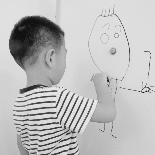 🧸 Criando filhos longe de casa: atividades silenciosas que dão 15 minutos de paz (2 a 6 anos)