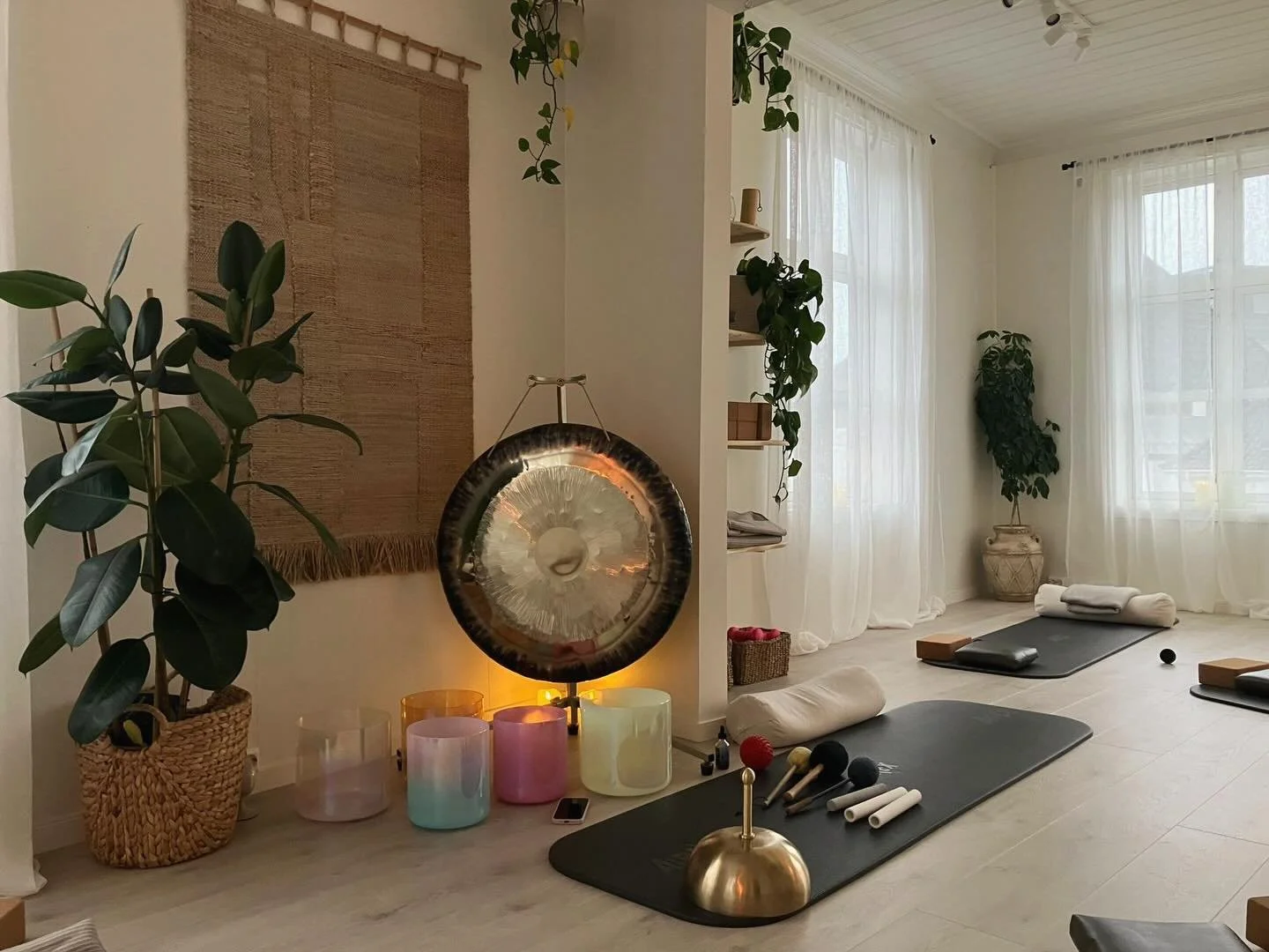 I januar kan du bli med p&aring; kurs i YinYoga &amp; Lydbad med dyktige Suraya 🙏🏼✨ 

Det er satt opp som et 4-ukers kurs, med et ukentlig 90-minutters pusterom for kropp, sinn og energi. Hver &oslash;kt kombinerer 45 minutter med Yin Yoga, 45 minu