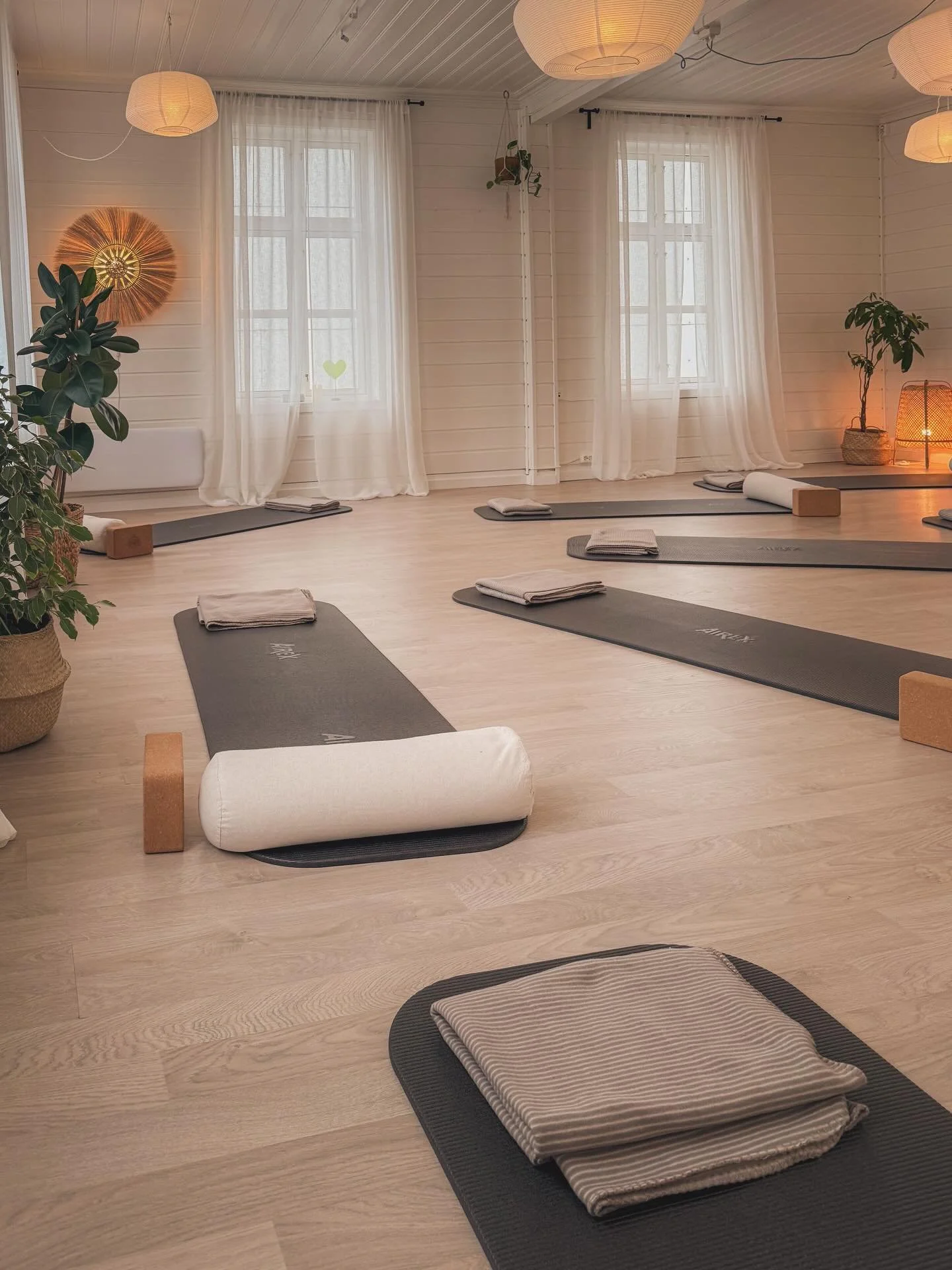 Etter p&aring;ske vil du finne b&aring;de Myk Pilates, Myk Yoga, Myk Yoga med stol, GravidYoga, BarselYoga og lavterskel barseltreff p&aring; timeplanen. I tillegg setter vi ogs&aring; opp v&aring;rt f&oslash;rste f&oslash;dselsforberedende kurs med 