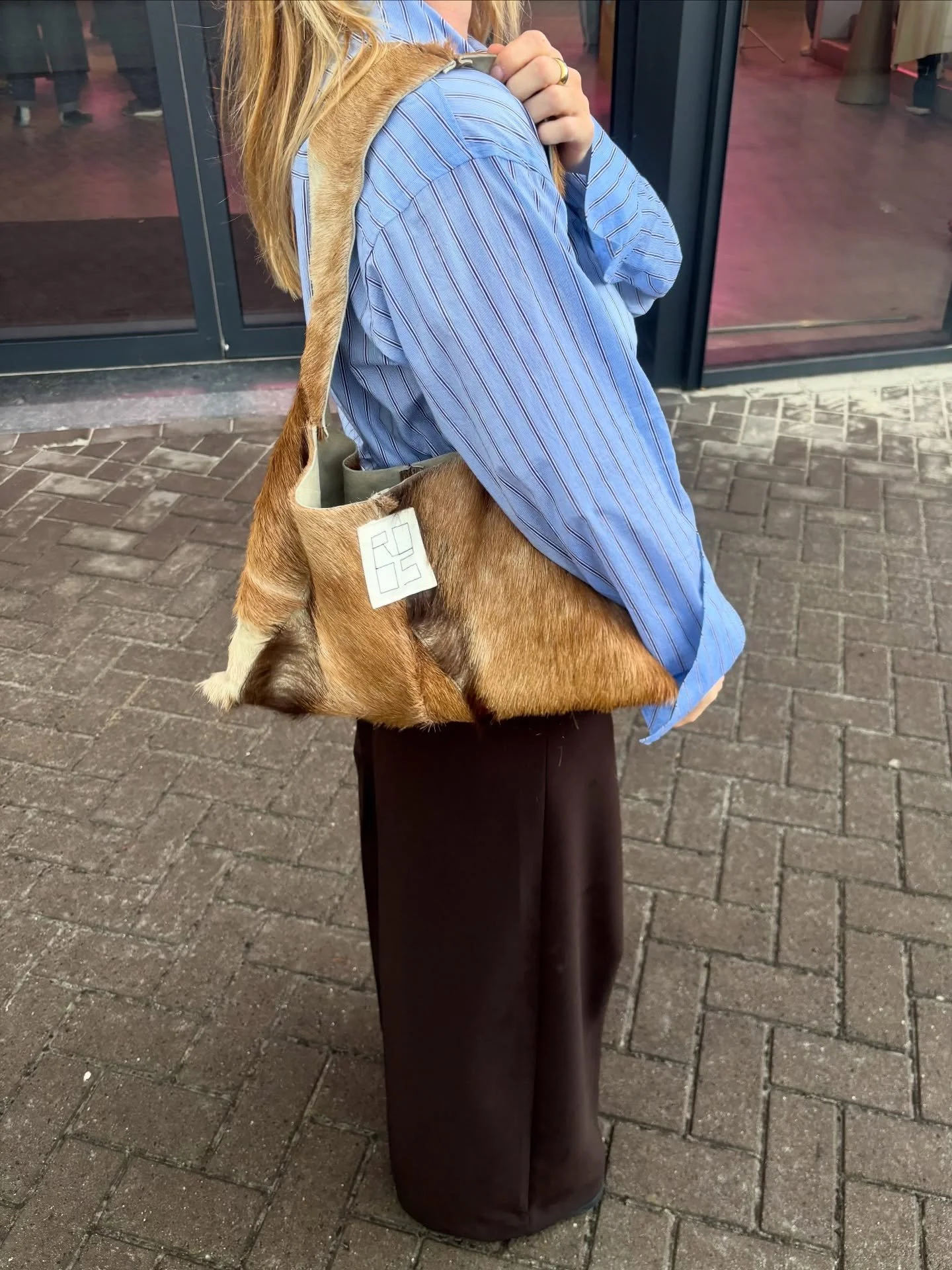 Upcycled second-hand hides, reworked into ROOS handmade shoulder bags.

One in goat, one in cow.
Each unique. &euro;140.

DM to order 💌