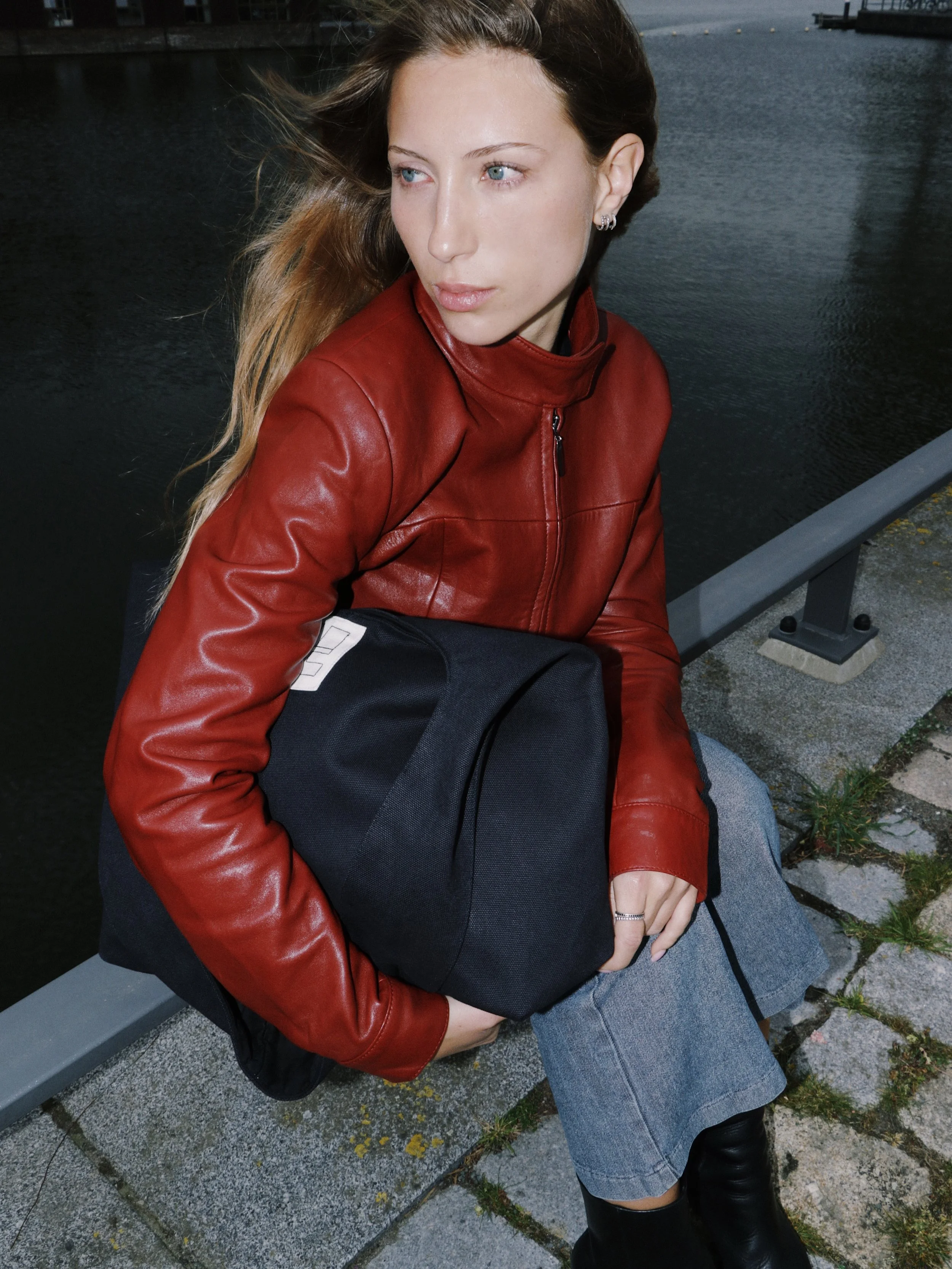 ROOS Crossbody Classic Bag in Black Heavy Cotton

Designed with a commitment to sustainability and comfort, our Crossbody Classics are built for life on the move. With space for daily essentials&mdash;including up to a 15-inch laptop&mdash;it offers 
