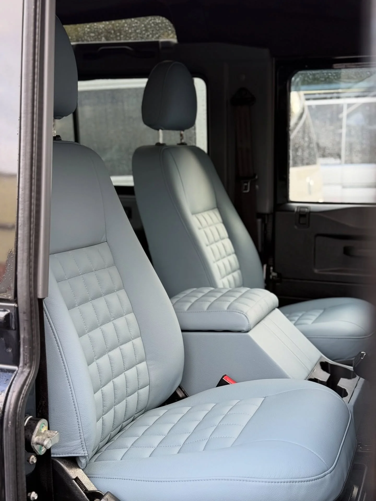 More of that beautiful Defender 90, swipe to see the before pictures 😊
Do you like its matching little tool pouch?
.
.
.
.
.
#landrover #defender #landroverdefender90 #upholstery #vehicleupholstery #carupholstery #customupholstery #carinterior #leat
