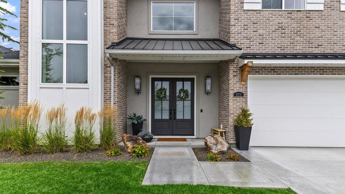 Effective Front Yard Staging Tips