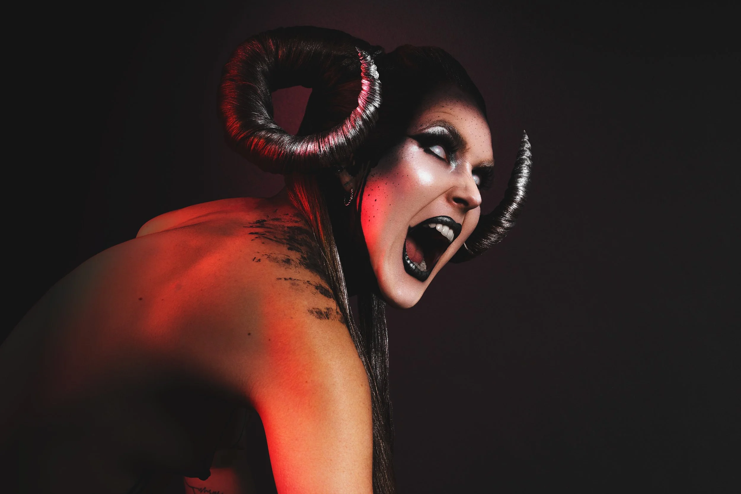 näyttely_mendi_horny.jpg