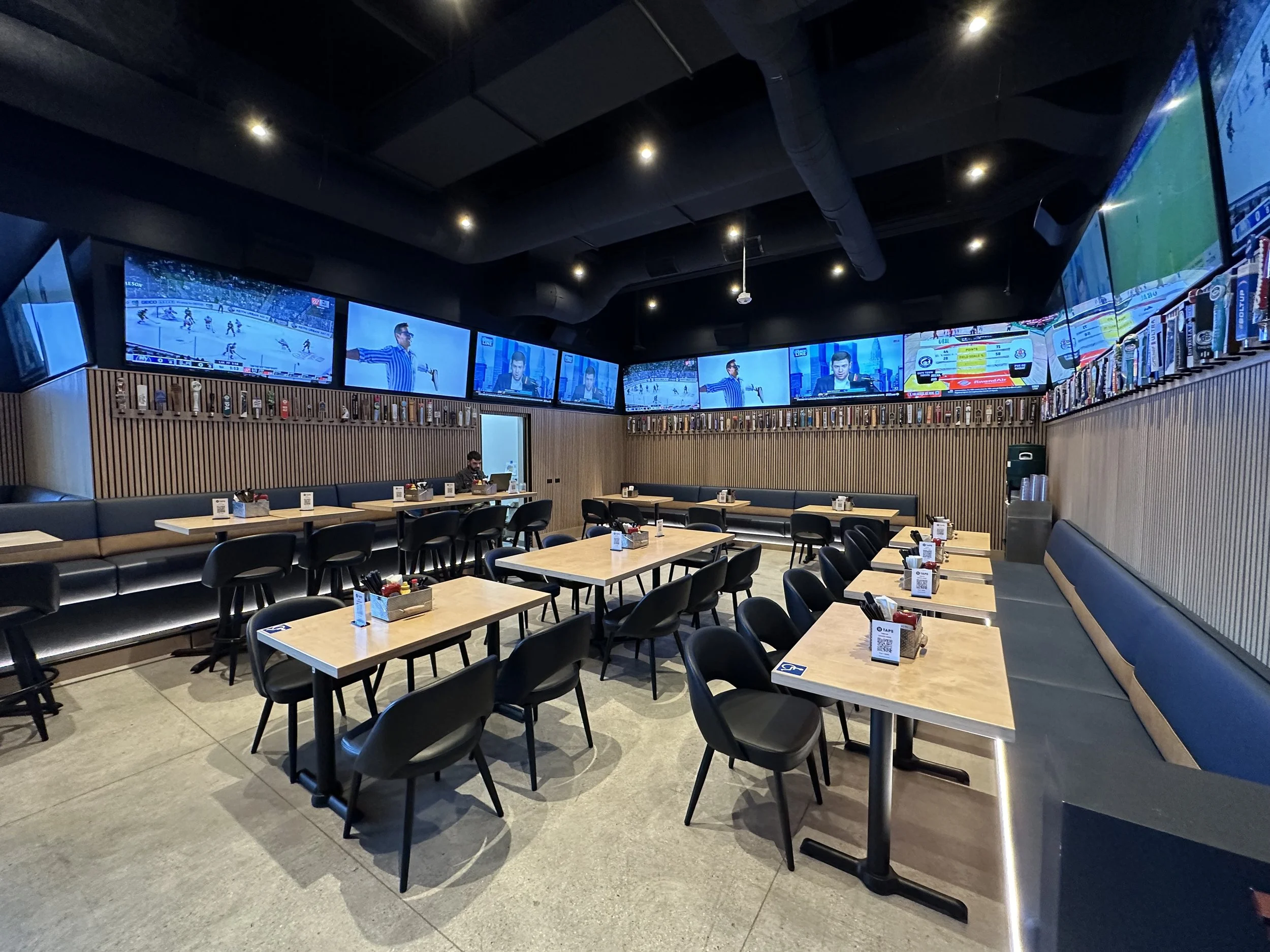 33 Taps Restaurant Moxy Hotel 