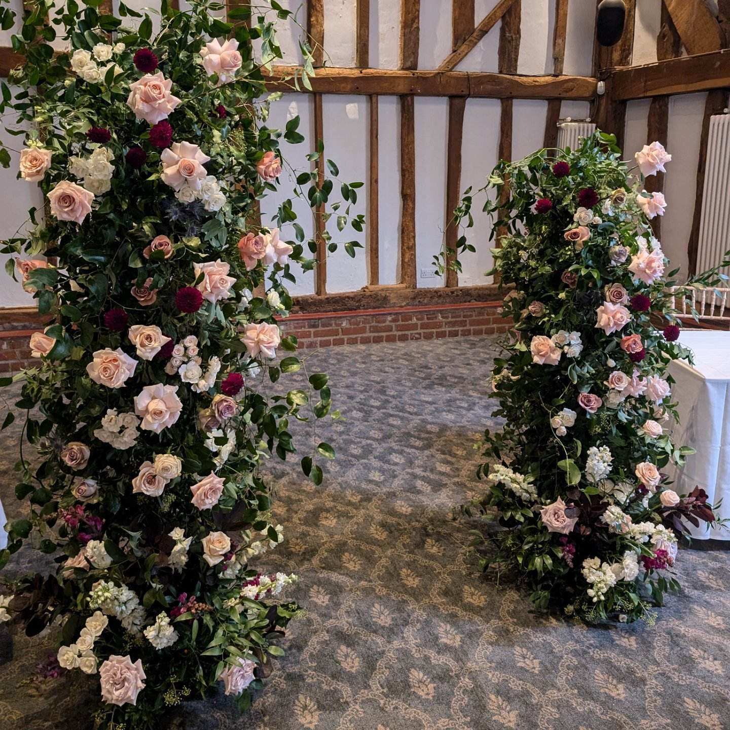 Asymmetric flower columns created using the ladder columns frames 🪜

Flowers @willowandblossomfloraldesign 
Foliage @smilaxuk 
Columns @thefloralarchstudio_metal 

#floralfabrications #flowercolumns #framesforflorists #floristsupplies #floristmechan
