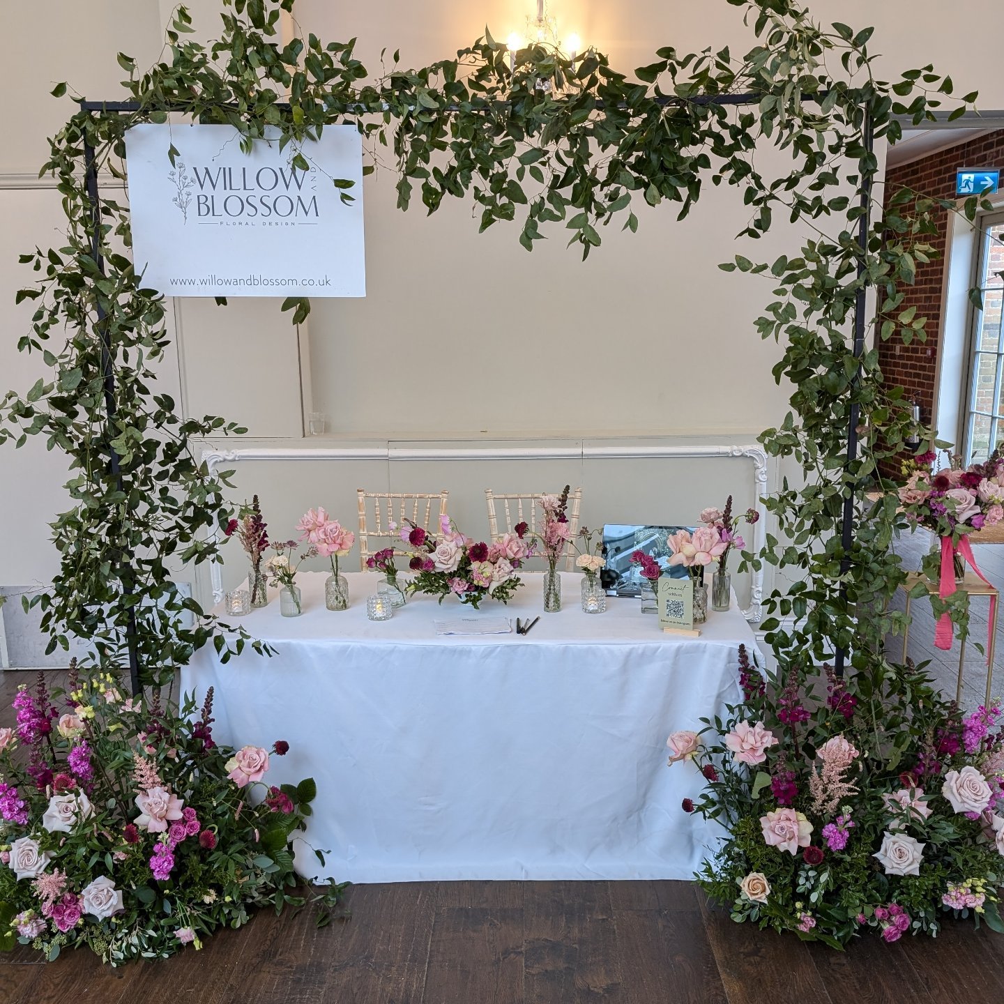 A single pole frame was used to create this open day set up. Perfect for using around a sweetheart table or on its own as a ceremony backdrop. 

Decorated using @smilaxuk 
Venue @offleyplace 
Flowers/set up @willowandblossomfloraldesign 

#metalfabri