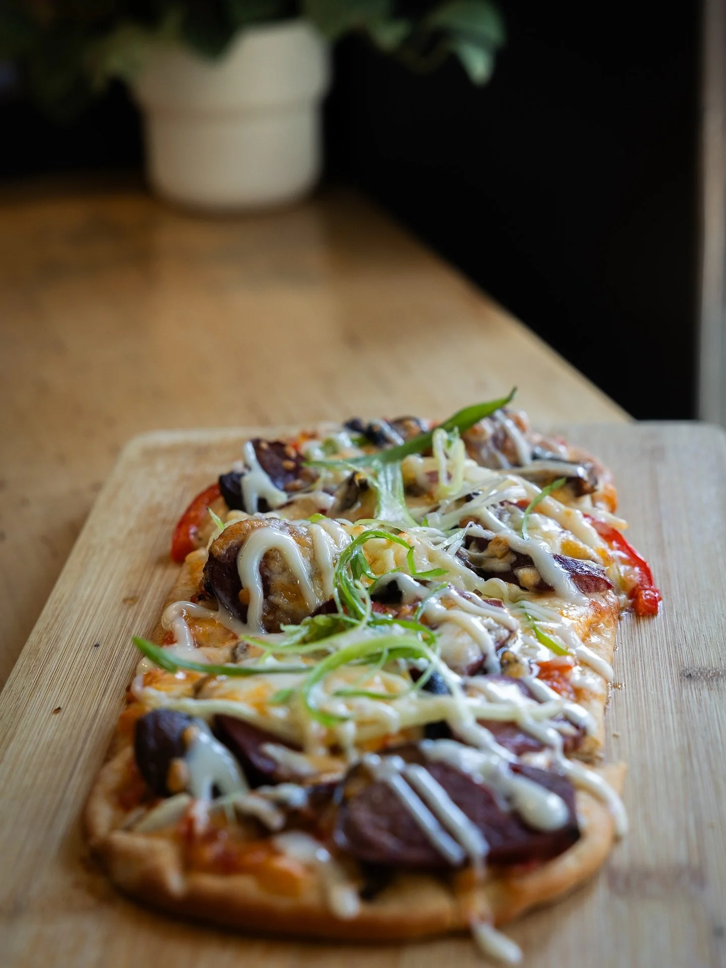 Ever fall in love with a flatbread?.... 😏😍

Photography @greenphotography.au 

#CanmoreKananaskis
#DiscoverCanmore
#Foodie
#FoodPorn
#InstaFood
#Yummy
#Delicious
#FoodPhotography
#Tasty
#FoodLover