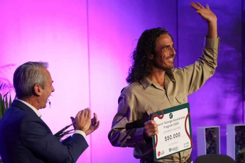 Alastair Duncan receiving the Hatch prize