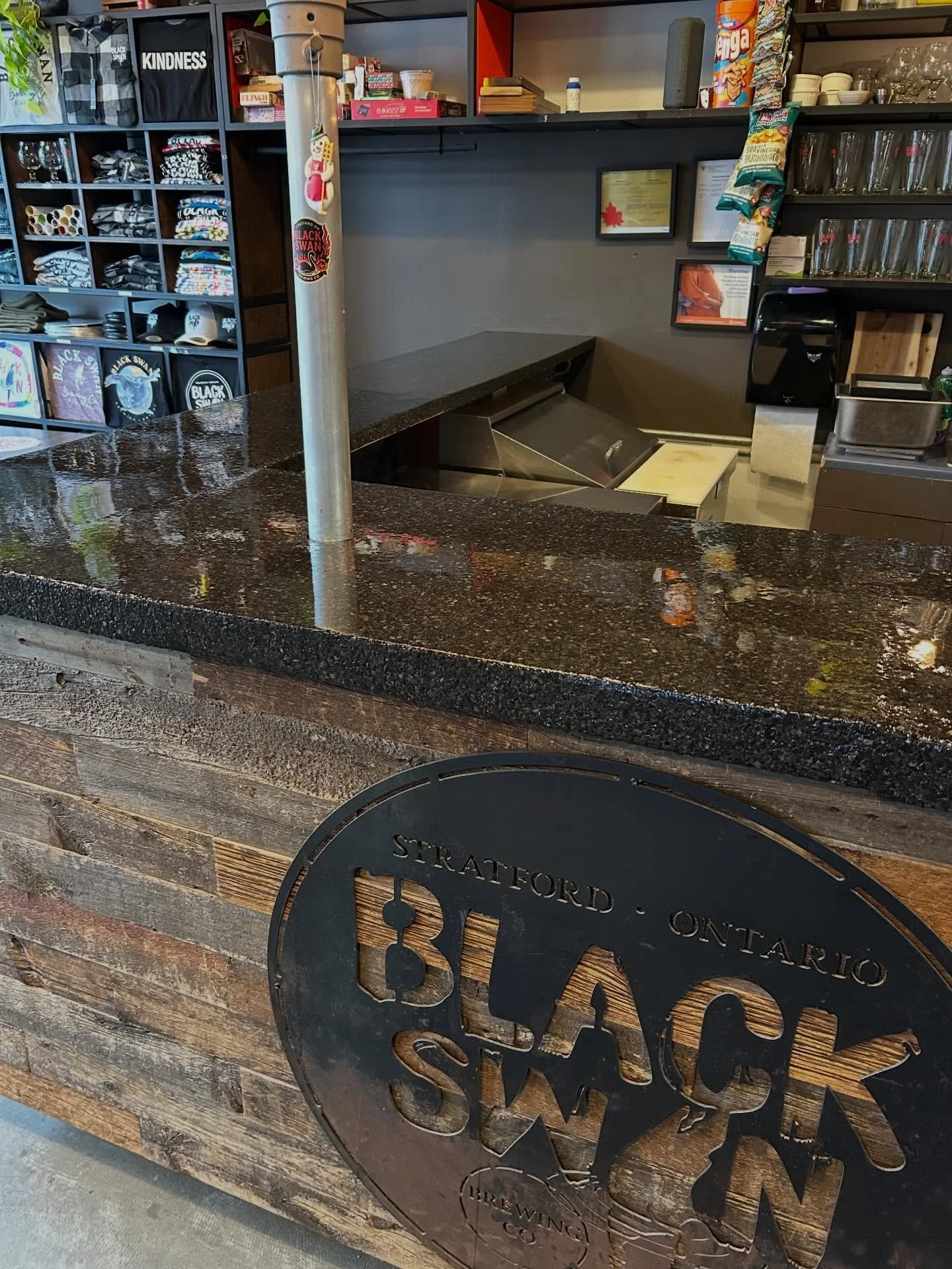 Black Carbon 1/4&rdquo; flake at the @blackswanbrewingco 

Matching the vibes well👌🏼 

#epoxy #resin #polyaspartic #stratford